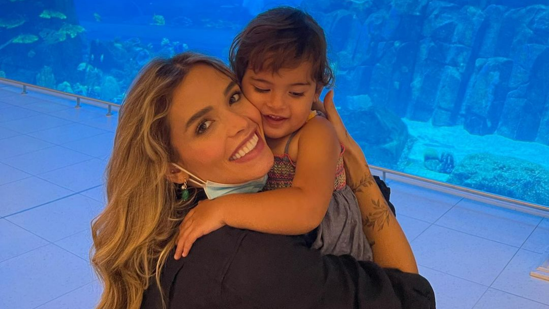 Carol Dias encanta a web ao exibir cliques fofos da filha, Esther: ”Muita lindeza!”