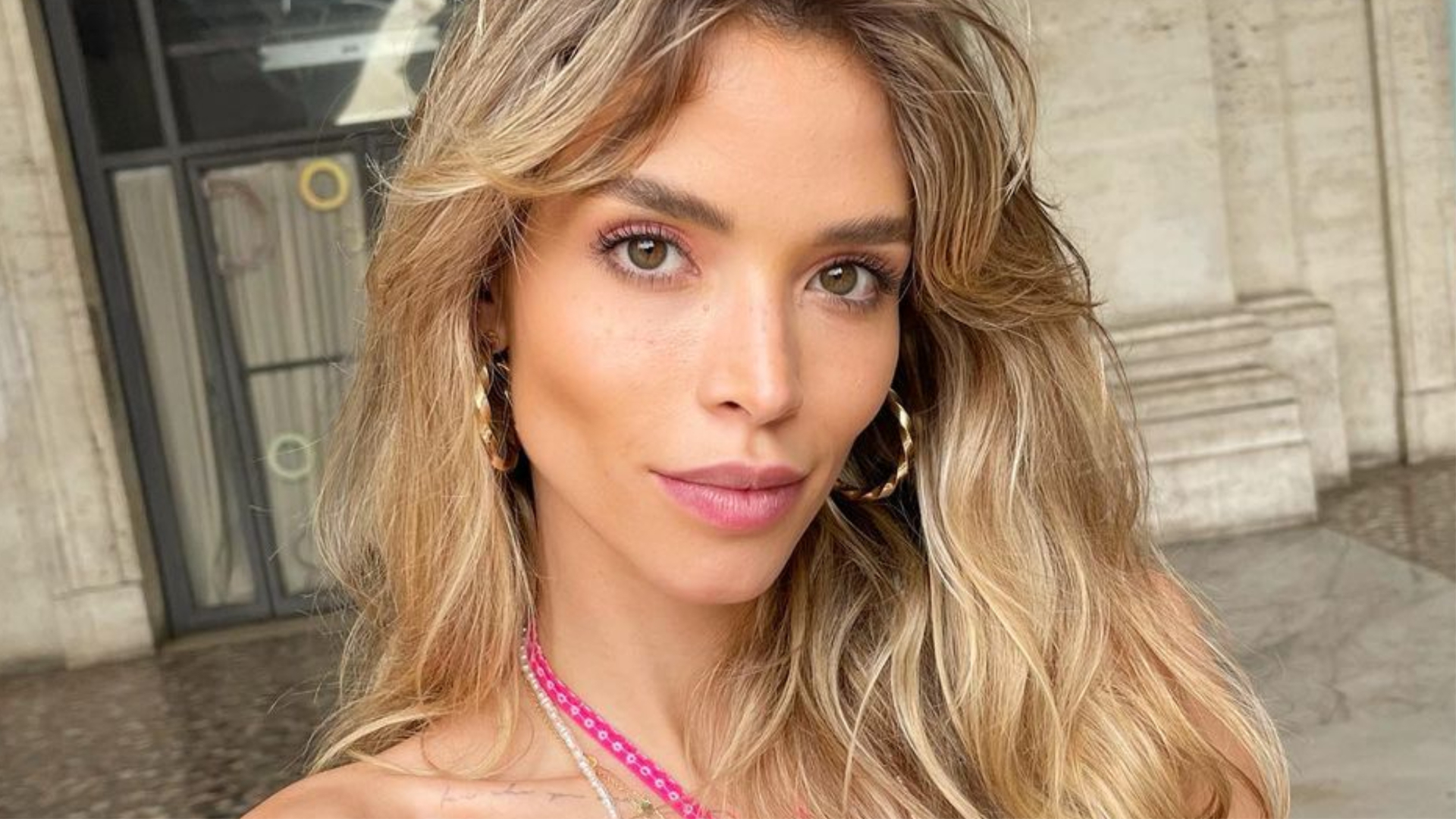 De vestido fendado, Carol Dias encanta ao visitar ponto turístico da Itália: ”Muito estilosa!”