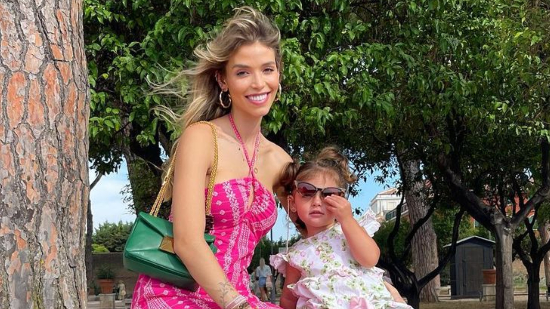 Carol Dias se derrete com clique fofo de Esther e fãs comparam: ”Tua cara”