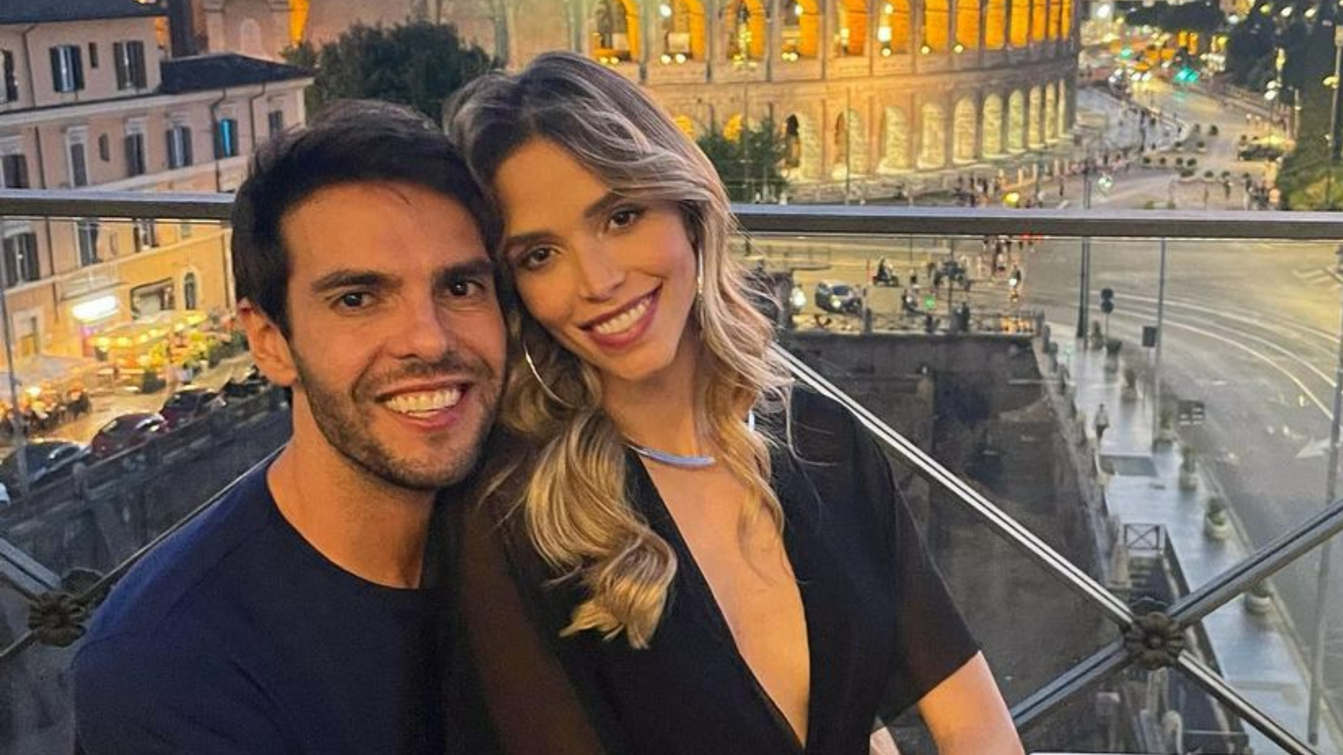 Carol Dias dá beijão em Kaká durante viagem romântica pela Itália