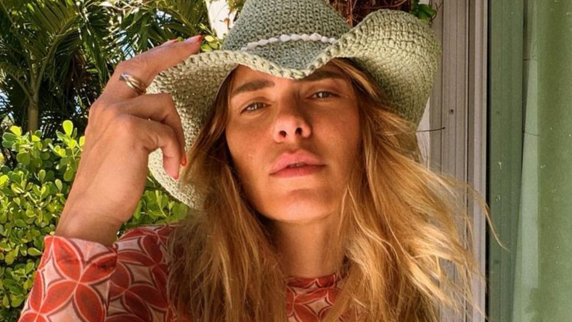 Carolina Dieckmann ostenta corpaço em cliques de biquíni amarelo