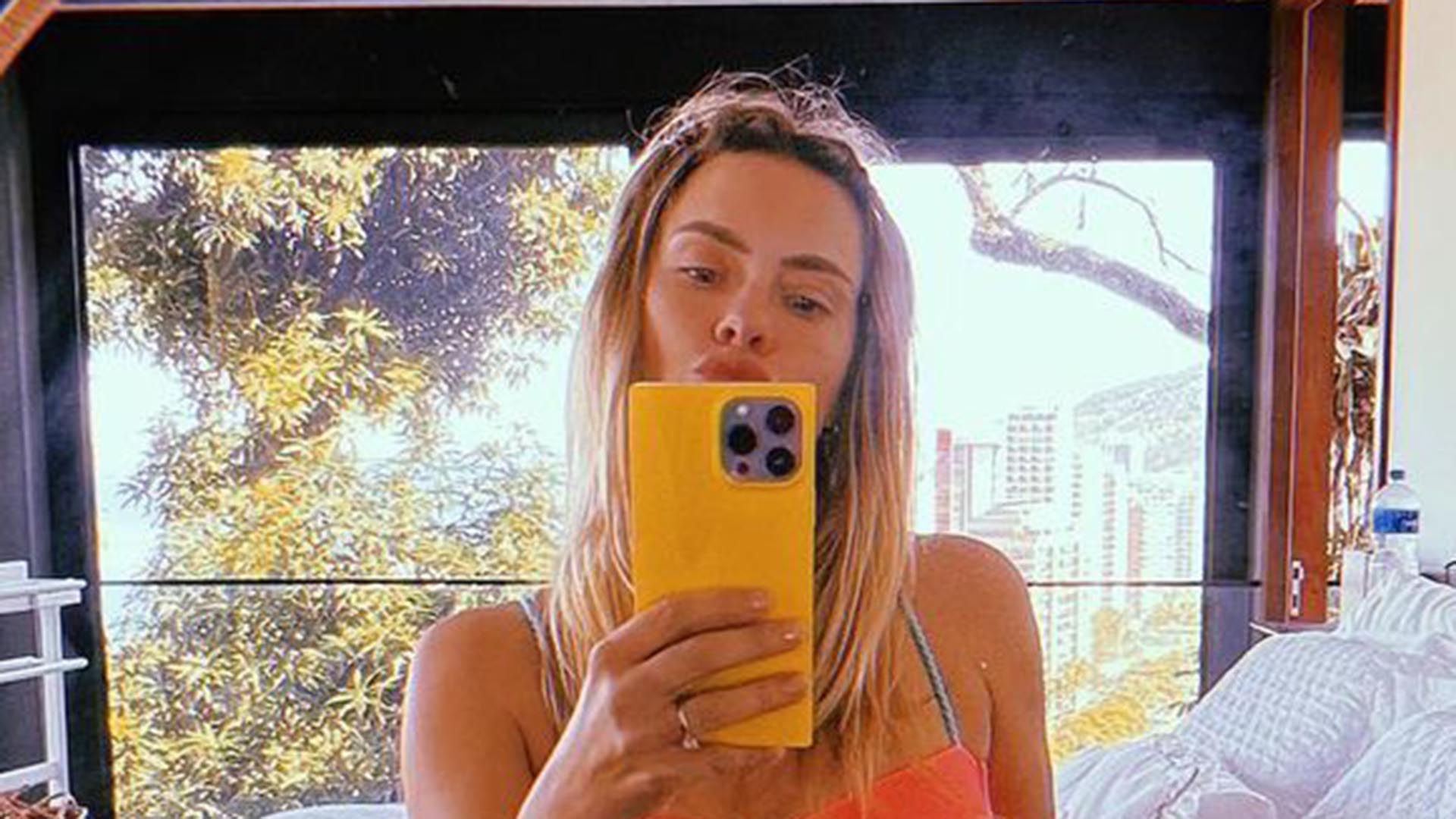 Carolina Dieckmann exibe o corpo sequinho em fotos de biquíni