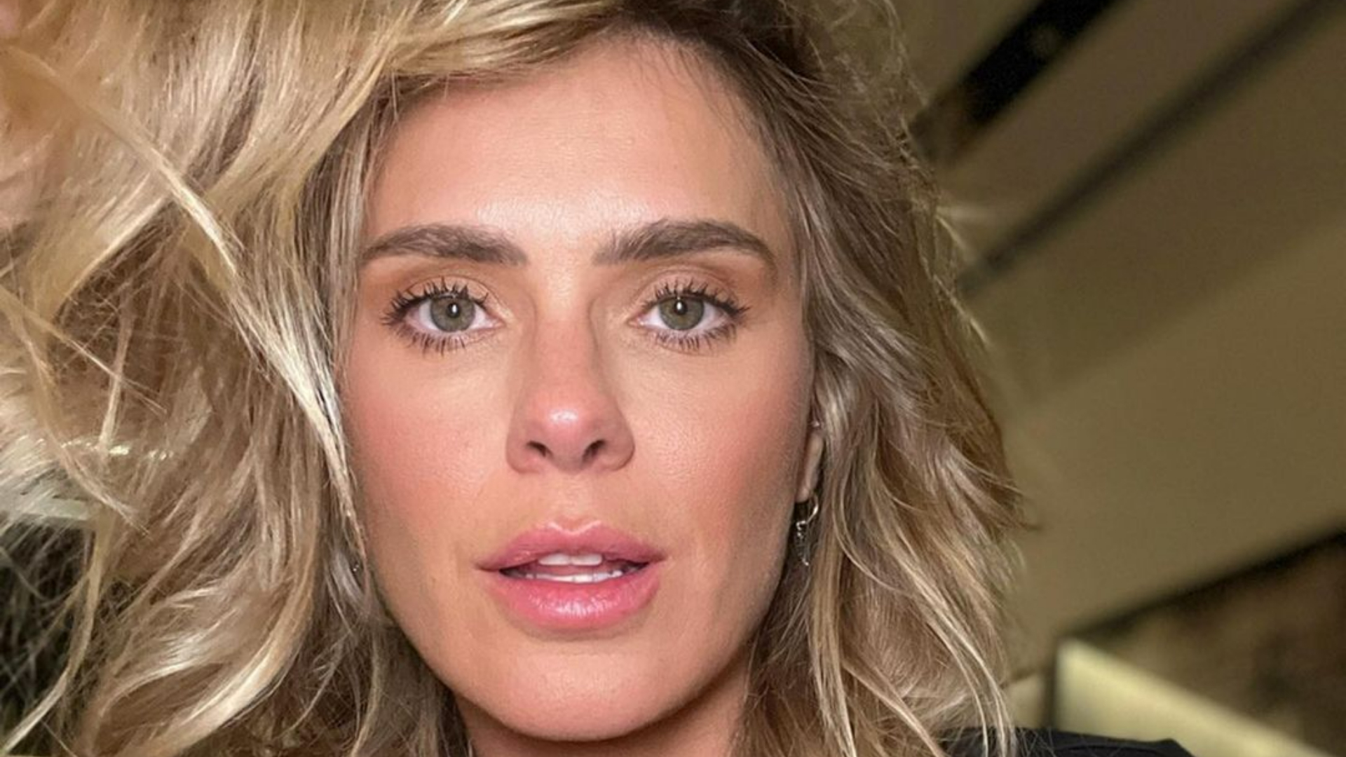 Carolina Dieckmann esbanja beleza em selfie arrasadora: ”Linda e maravilhosa!”