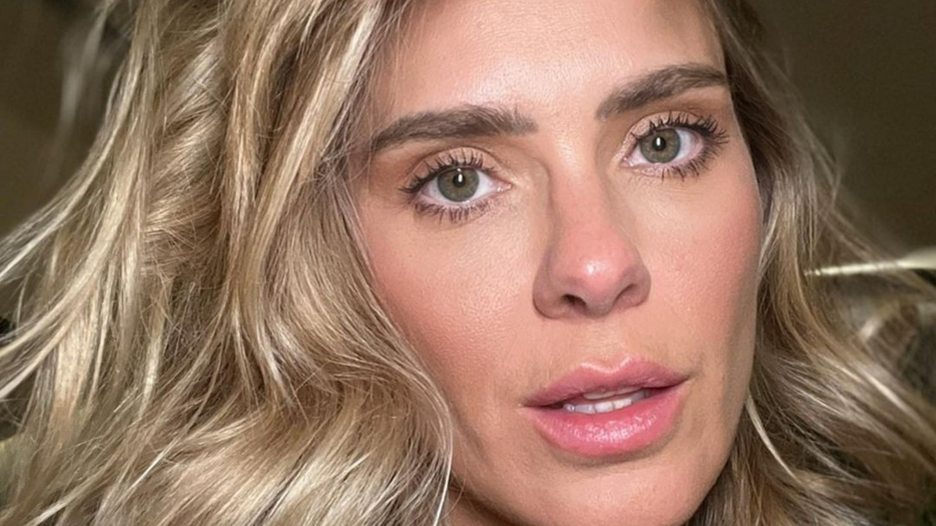 Carolina Dieckmann relembra apresentações de seu show, Karolkê: ”Vontade de voltar com essa peça”