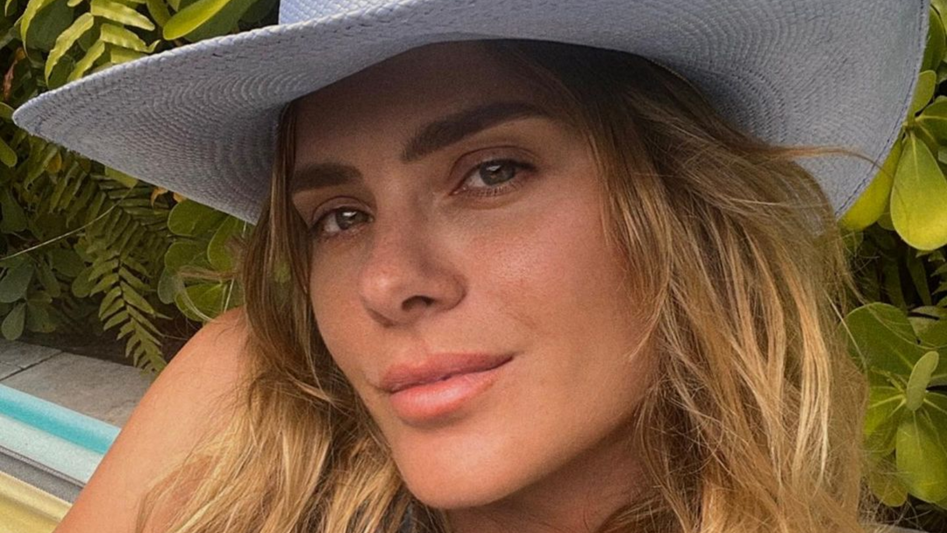 Carolina Dieckmann curte jogo do Flamengo no Maracanã com o filho