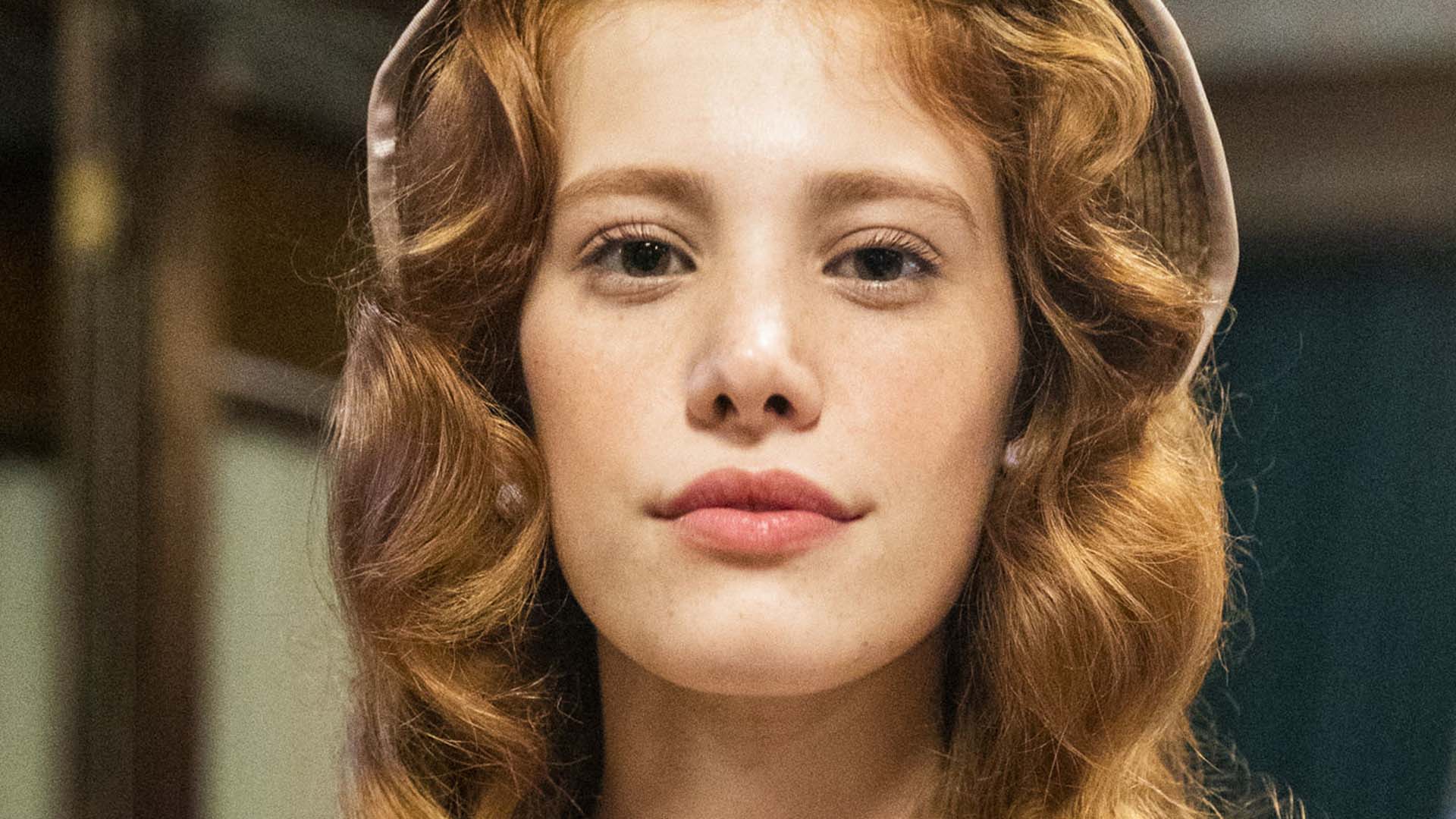 Caroline Dallarosa dá adeus ao cabelo ruivo de Arminda e fica morena