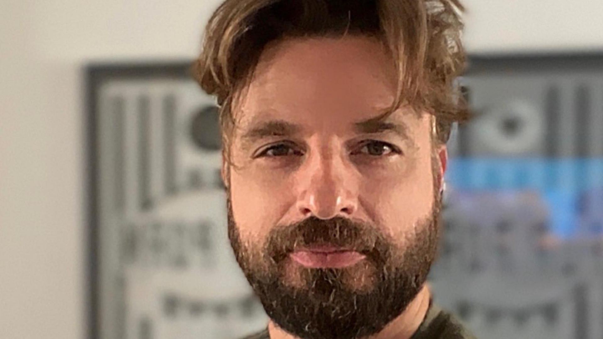 Cássio Reis posta fotos com o filho e se derrete: “Meu mundo é mais colorido contigo”