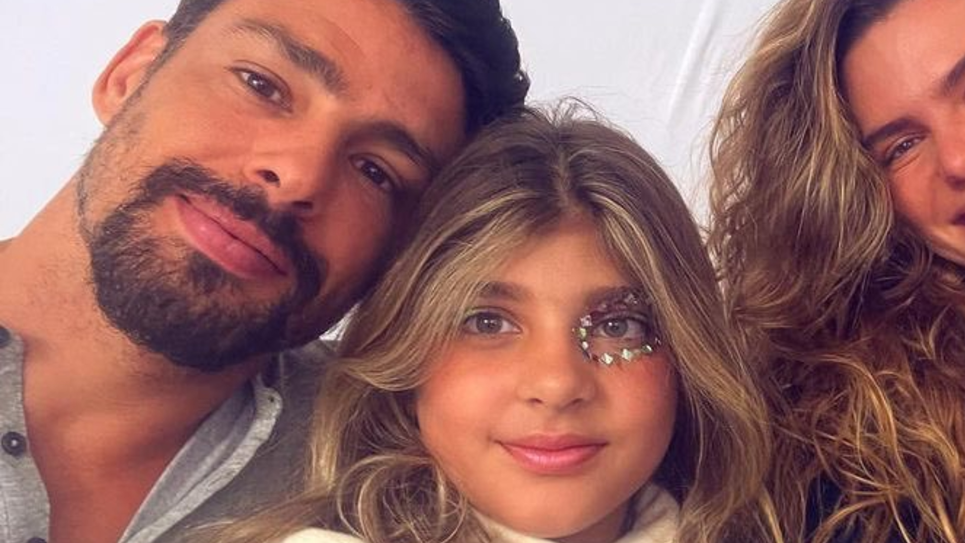 Cauã Reymond é fotografado por Sofia no aeroporto: ”Pelos olhos da minha filha”