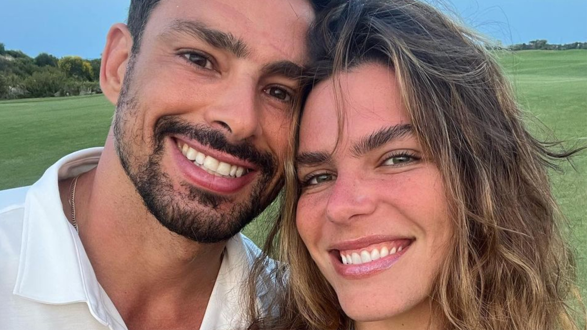 Mariana Goldfarb encanta com momentos divertidos ao lado de Cauã Reymond em praia na Itália