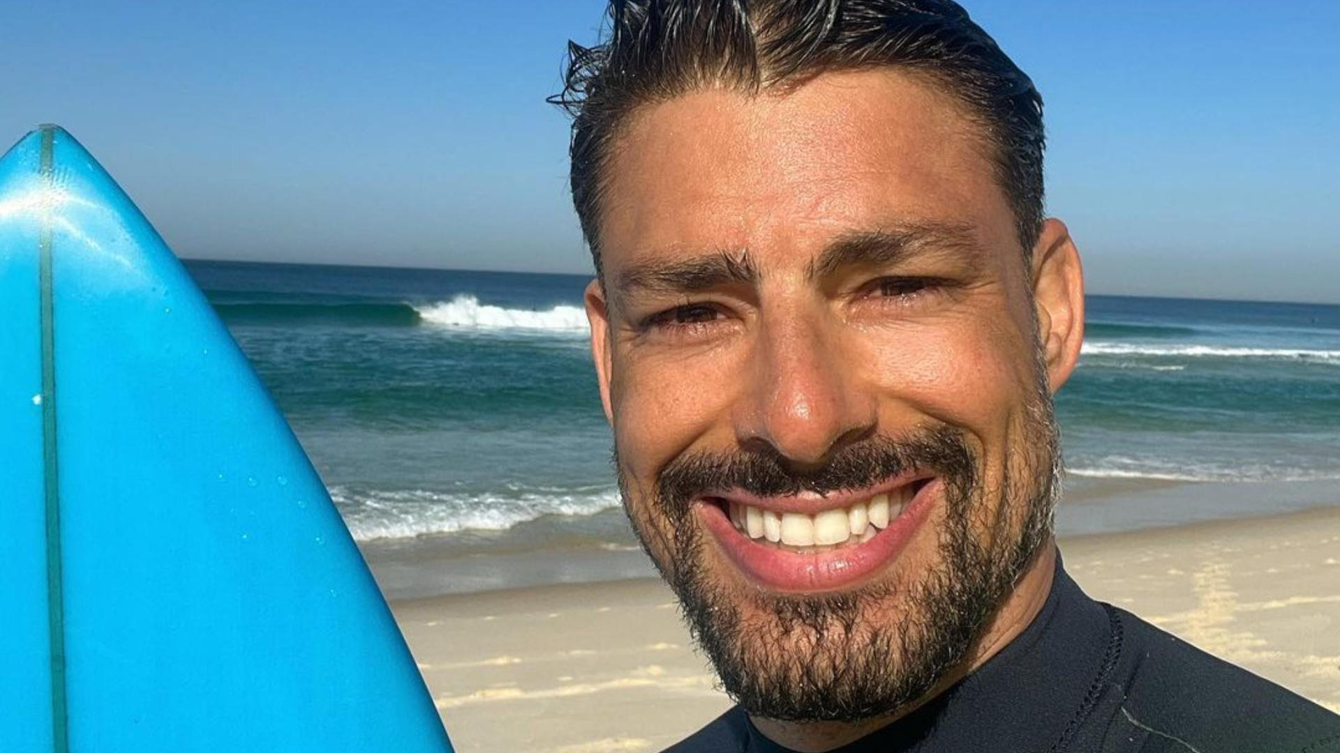 Cauã Reymond posta sequência de fotos descontraídas no espelho e web dispara: ”Sabe ser lindo”