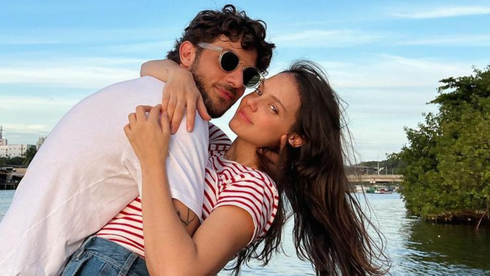 Chay Suede combina look com a esposa e a filha, e encanta a web: ”Que lindos”