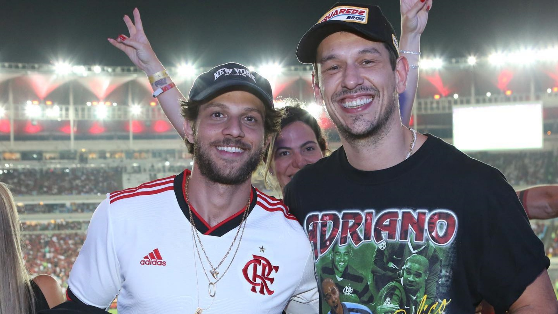 João Vicente de Castro e Chay Suede assistem ao jogo do Flamengo no Maracanã