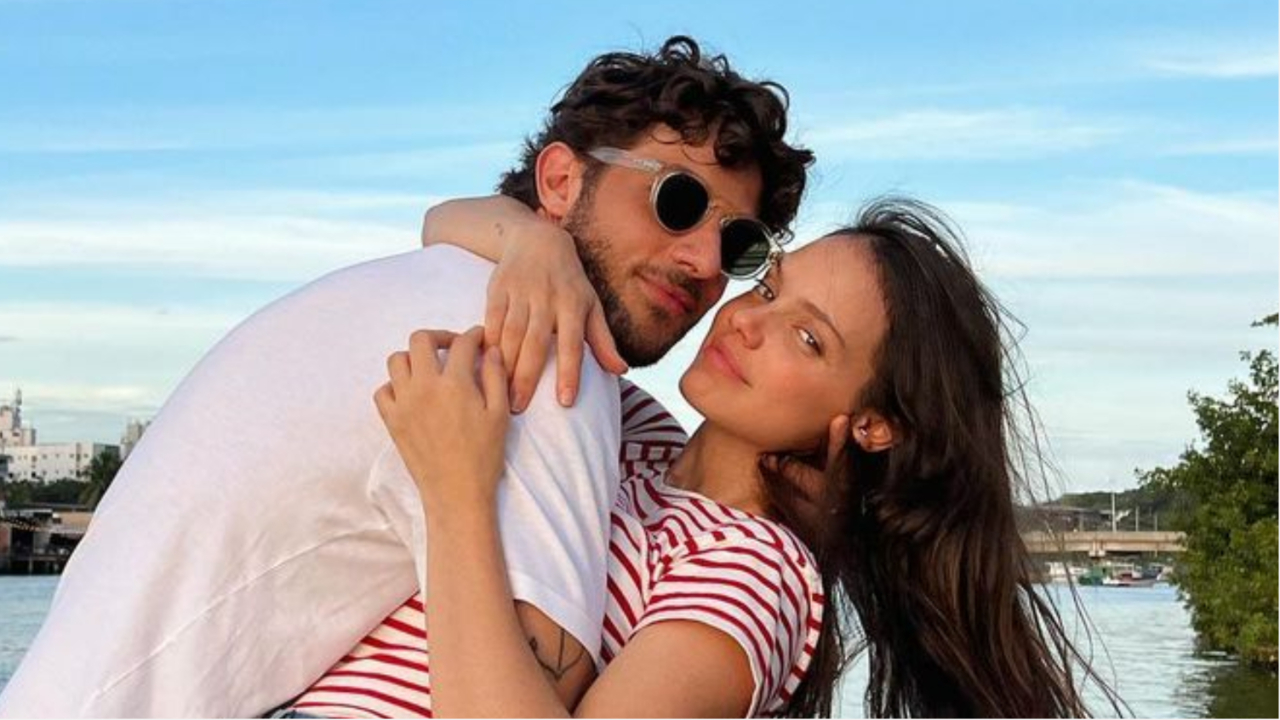 Laura Neiva usa ‘coleira’ com nome do marido, Chay Suede
