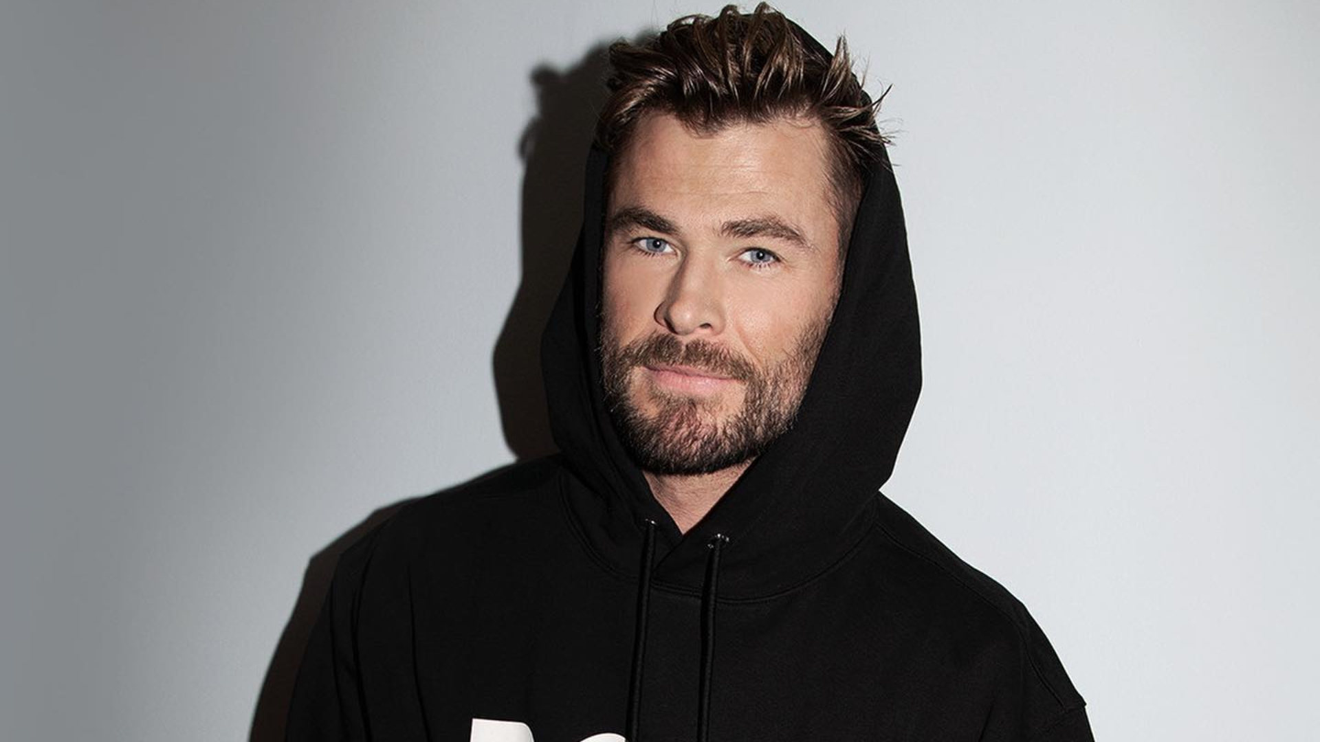 Chris Hemsworth faz antes e depois com a filha nos bastidores de ‘Thor’ e derrete a web