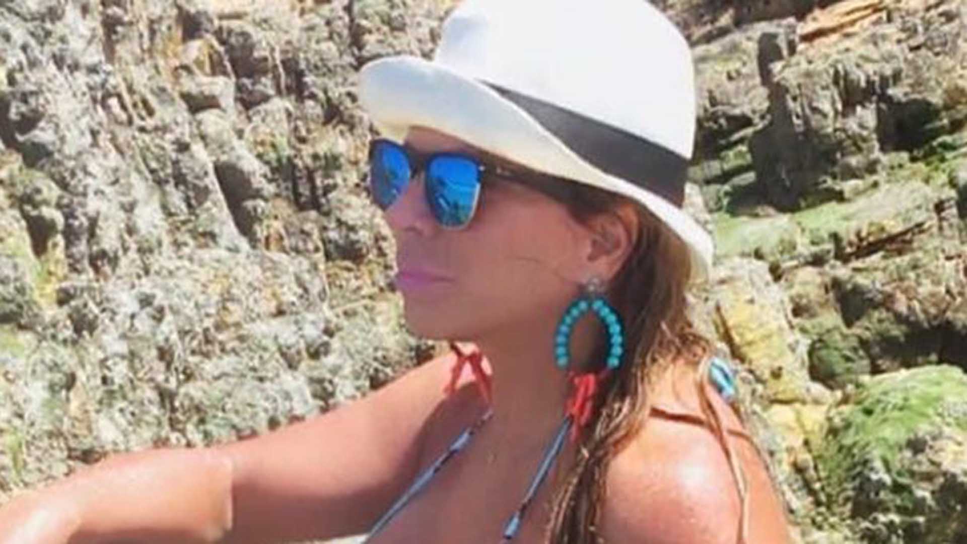 De biquíni, Christina Rocha exibe a barriguinha reta na praia