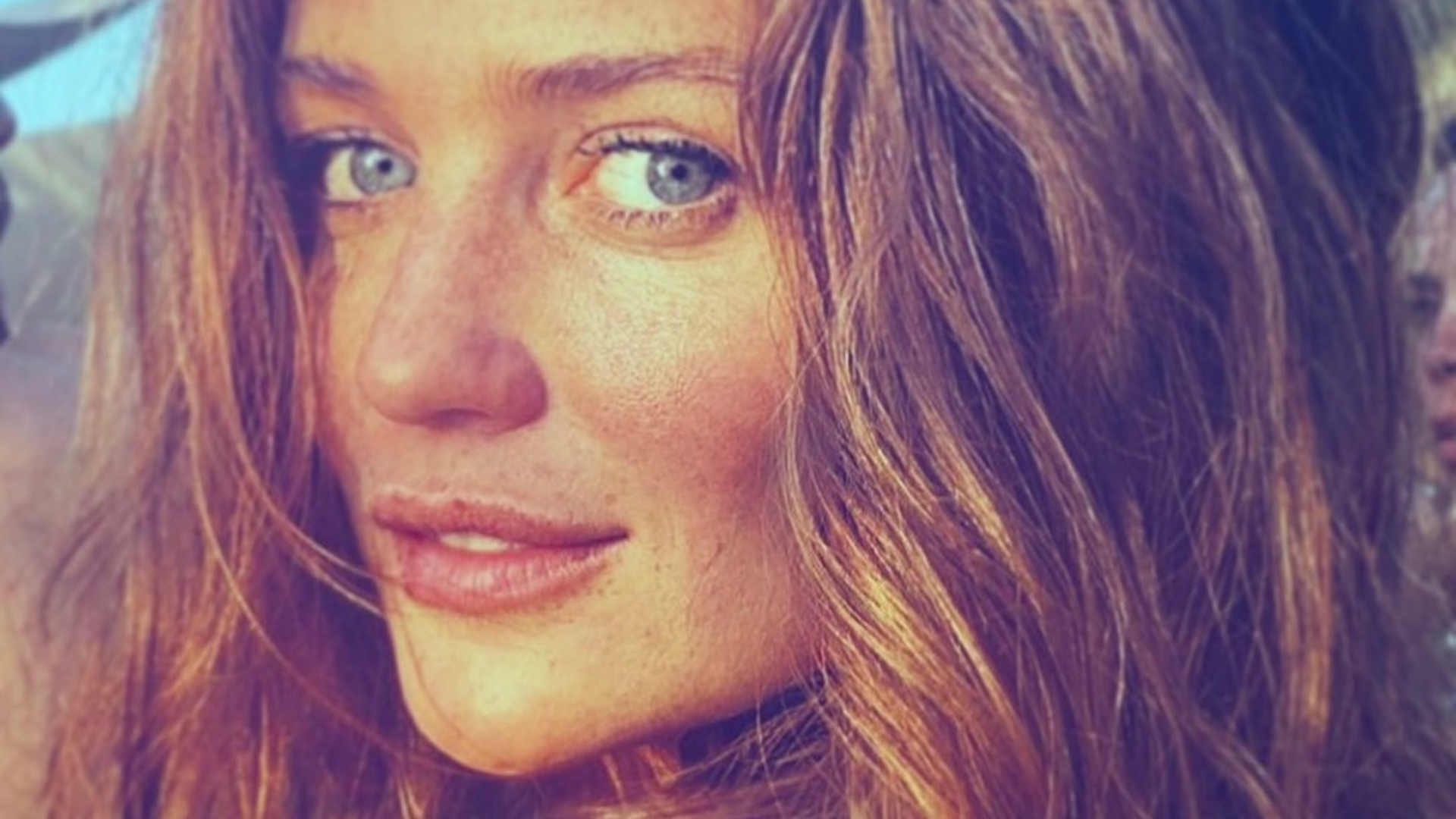 Grávida, Cintia Dicker mostra sua barriguinha e dispara: ”Oi neném”