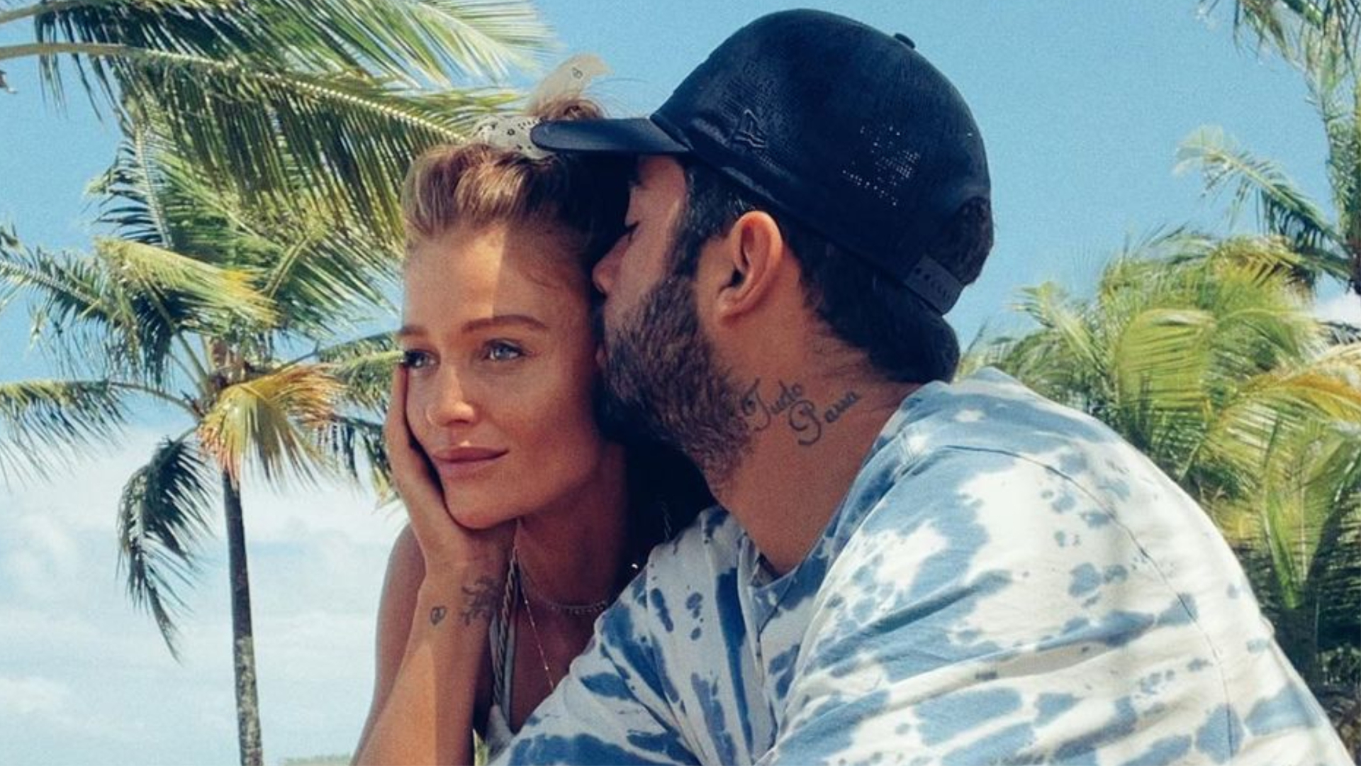 De biquíni, Cintia Dicker exibe barriguinha à espera do primeiro filho com Pedro Scooby