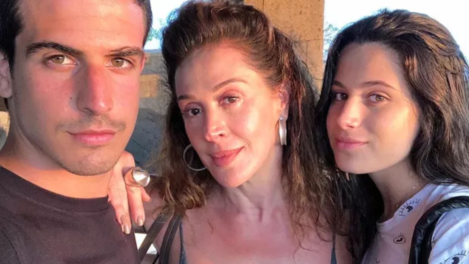 Claudia Raia se diverte dançando ao lado dos filhos, Enzo Celulari e Sophia Raia