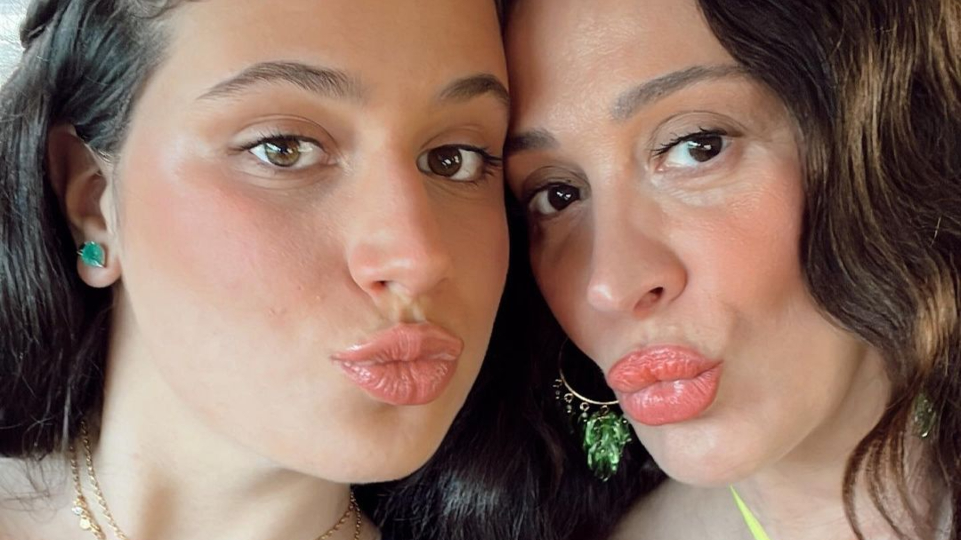 Na Itália, Claudia Raia e Sophia curtem dia de praia juntinhas: ”Está sendo maravilhoso”