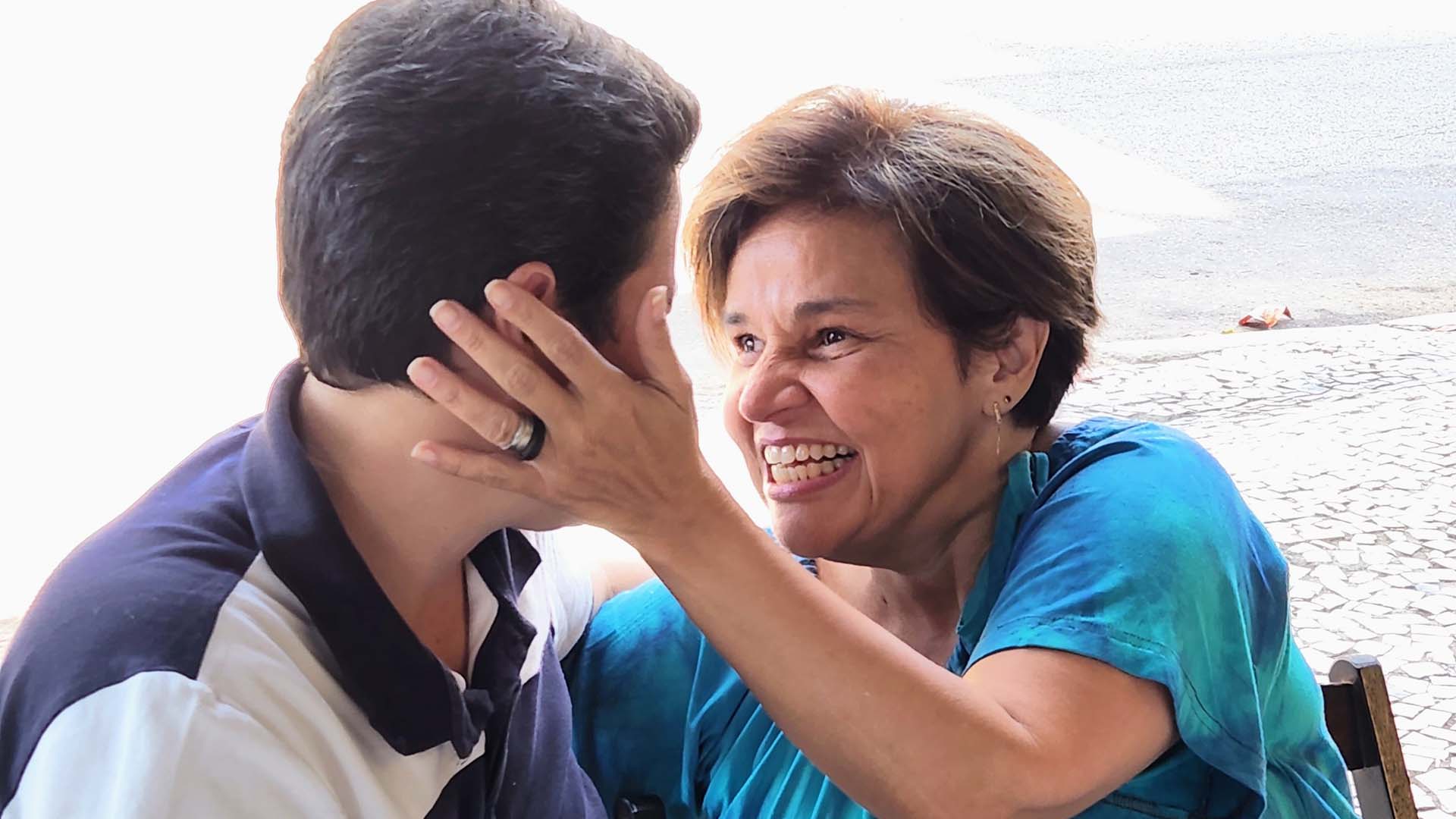 Claudia Rodrigues comemora o primeiro mês de namoro com Adriane Bonato