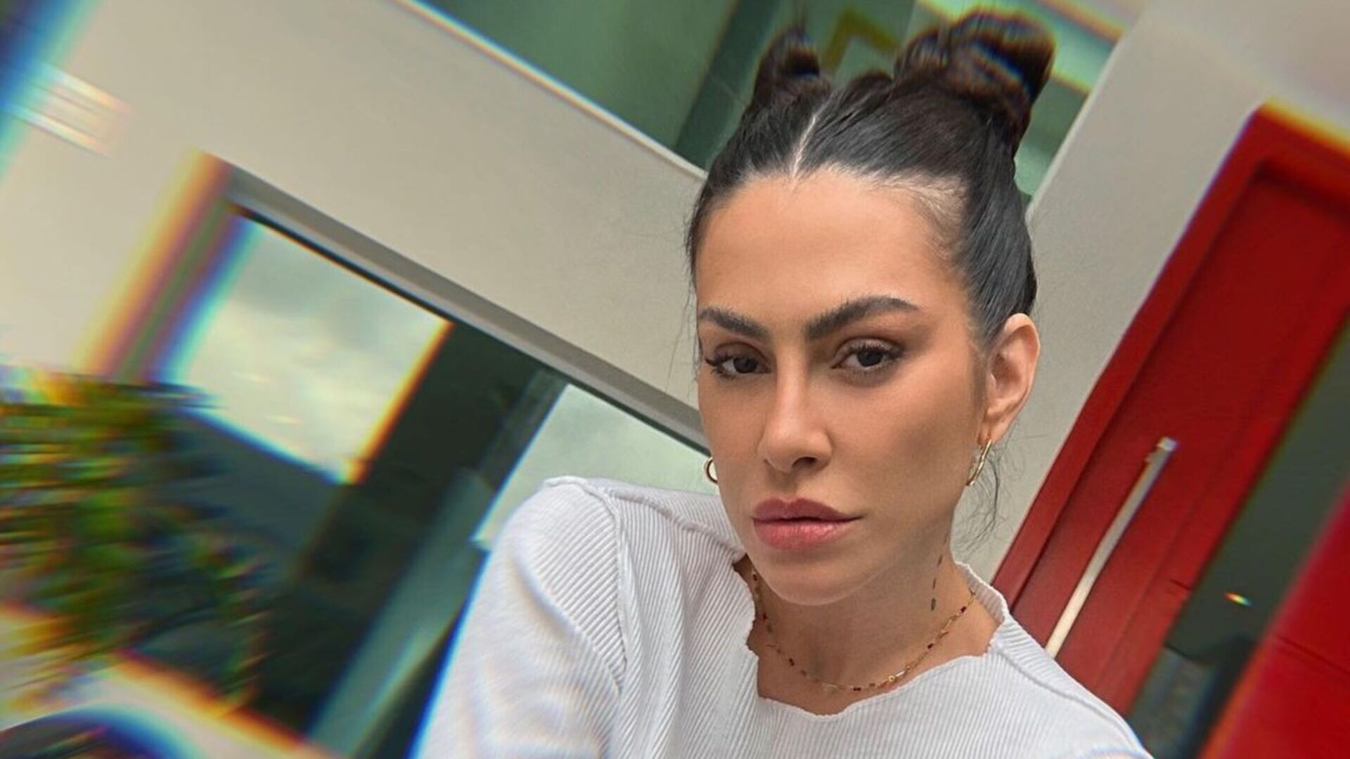Cleo aposta em vestido micro colado e rouba a cena com corpaço