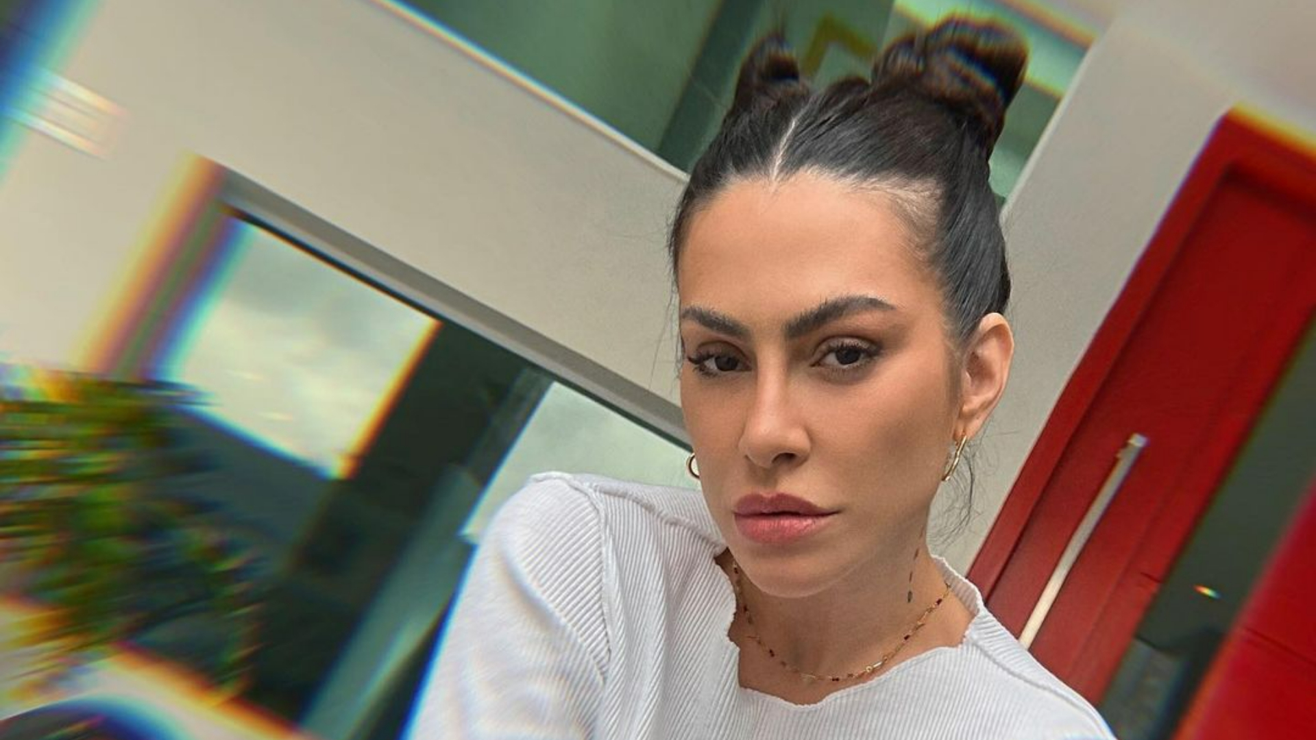 Cleo aposta em decote ousado em fotos publicadas em suas redes