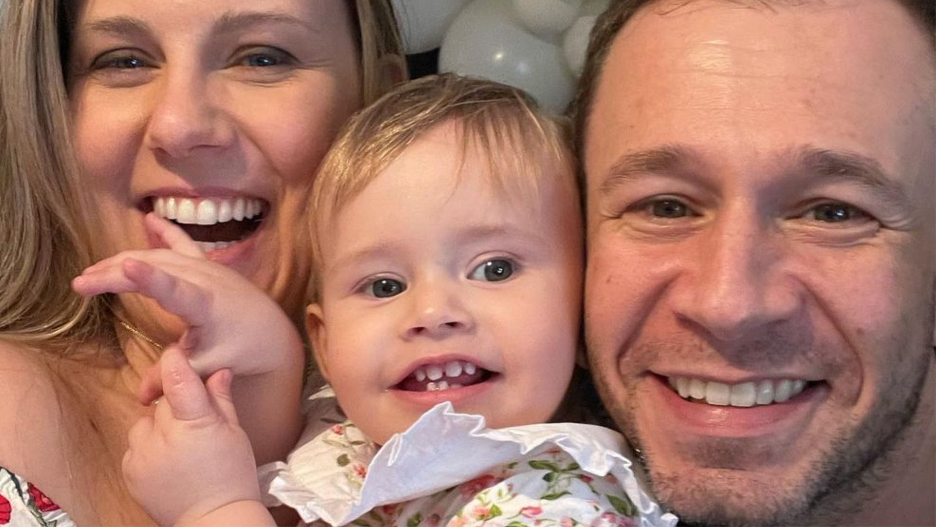 Tiago Leifert é clicado pela esposa em momento fofo com a filha Lua: ”Quanto amor!”