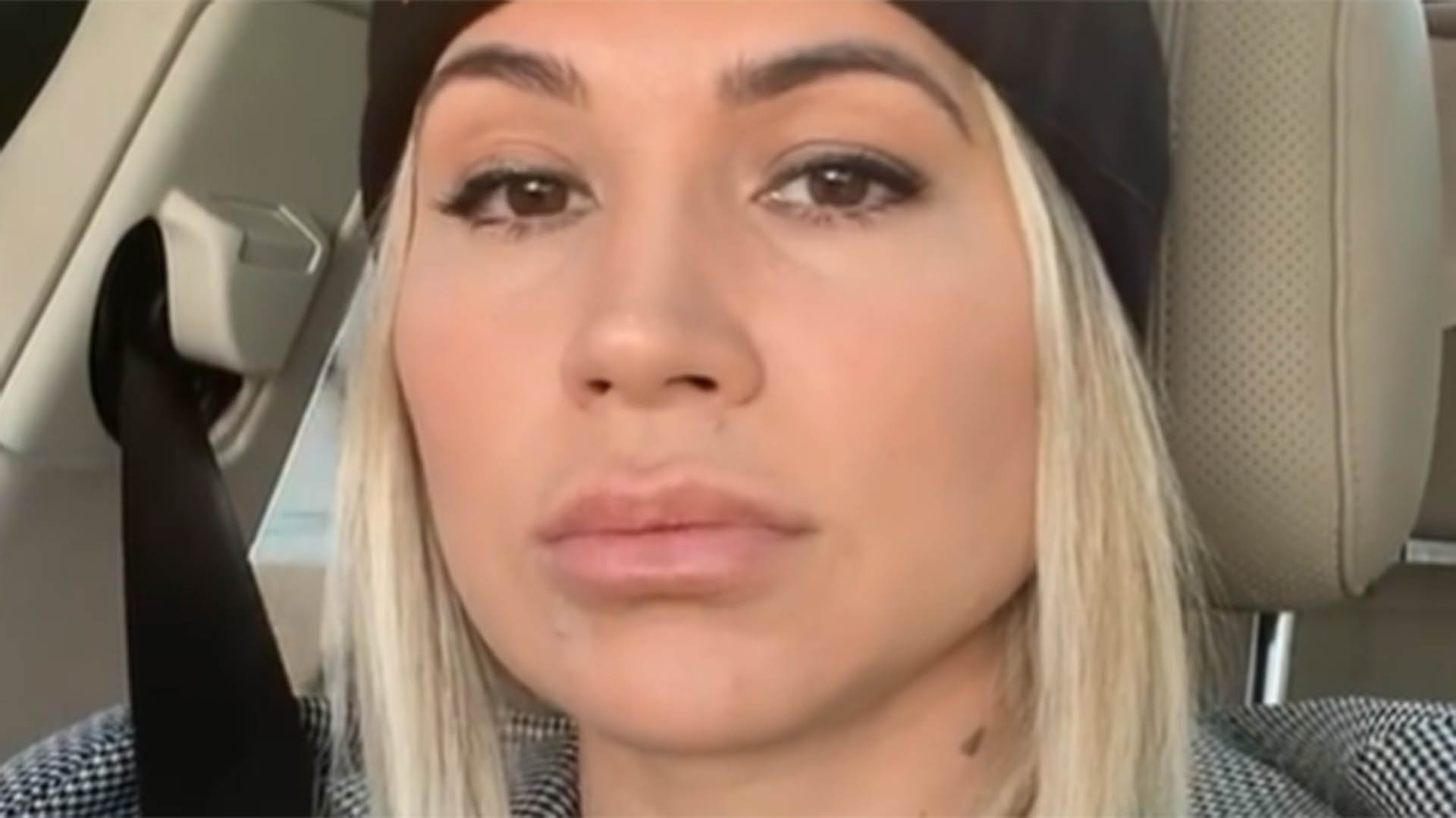 Dani Souza surge com look decotado em nova foto