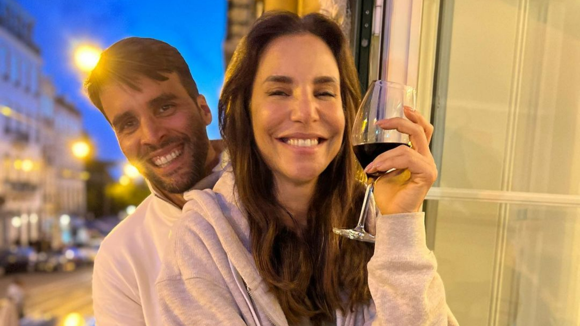 Daniel Cady e Ivete Sangalo esbanjam romance ao dar beijão apaixonado