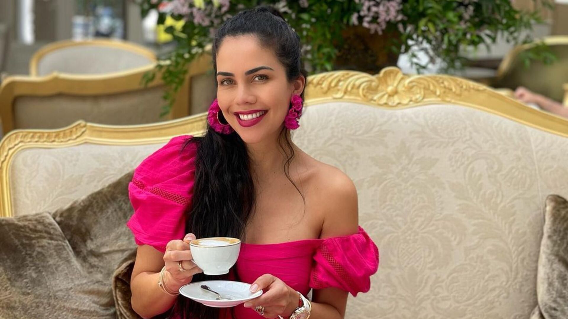 Daniela Albuquerque encanta ao mostrar almoço luxuoso com as filhas e o marido
