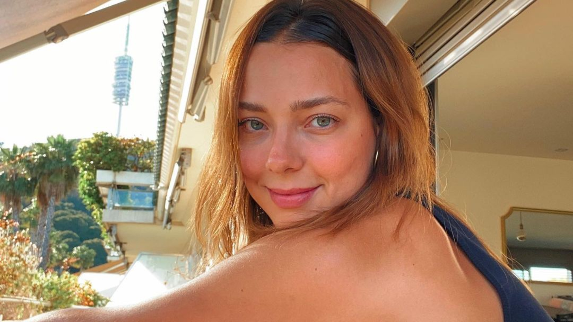 Em Ibiza, Carol Dantas curte passeio de barco com o marido e os herdeiros
