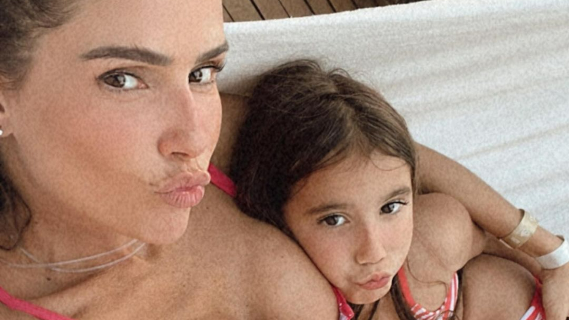 Deborah Secco curte parque de diversões ao lado da filha e seus amigos: ”Mais um dia perfeito com minha turma!”