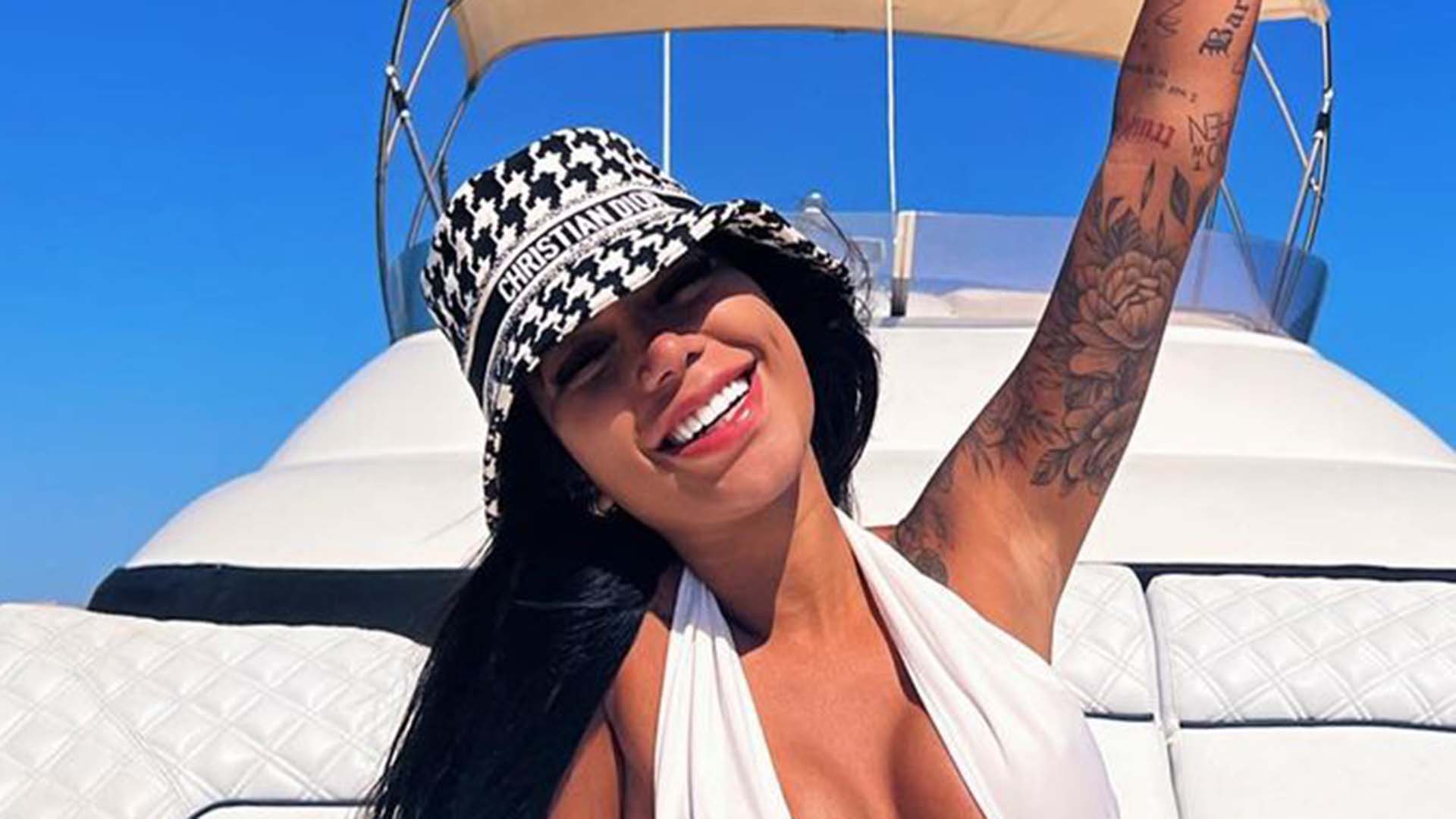 Irmã de Gabigol usa maiô com decote profundo em passeio de barco
