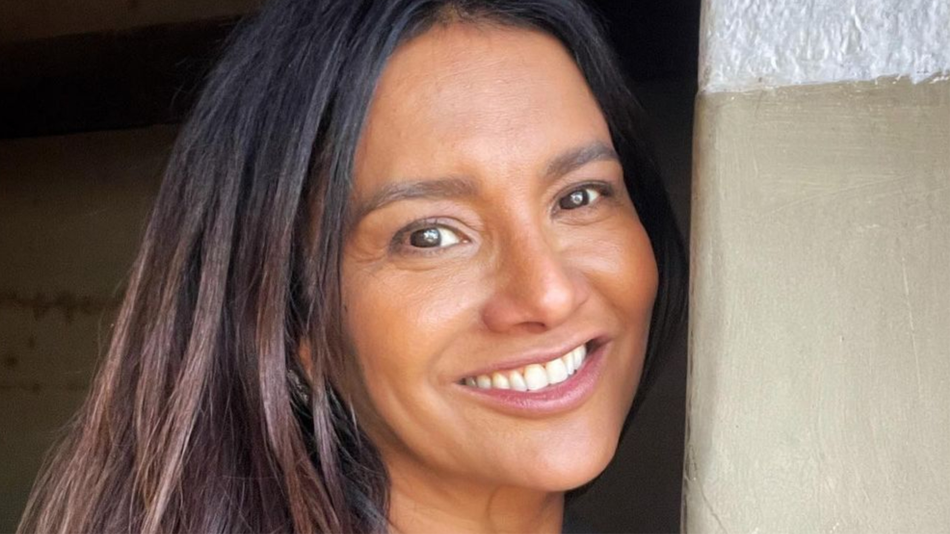 Aos 53 anos, Dira Paes impressiona com produção brilhante nos bastidores: ”Maravilhosa”