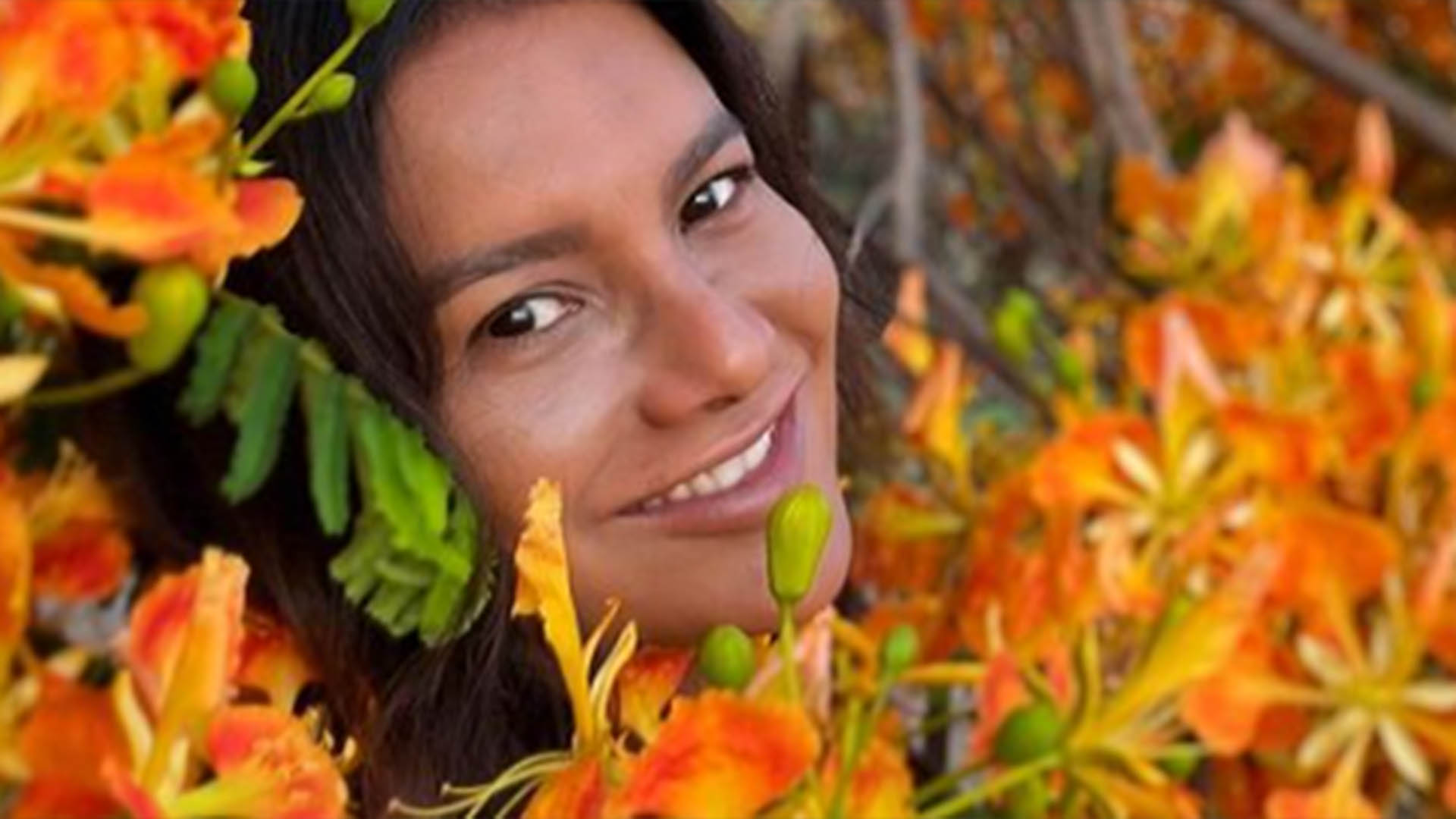 De biquíni, Dira Paes exibe corpão em dia na praia