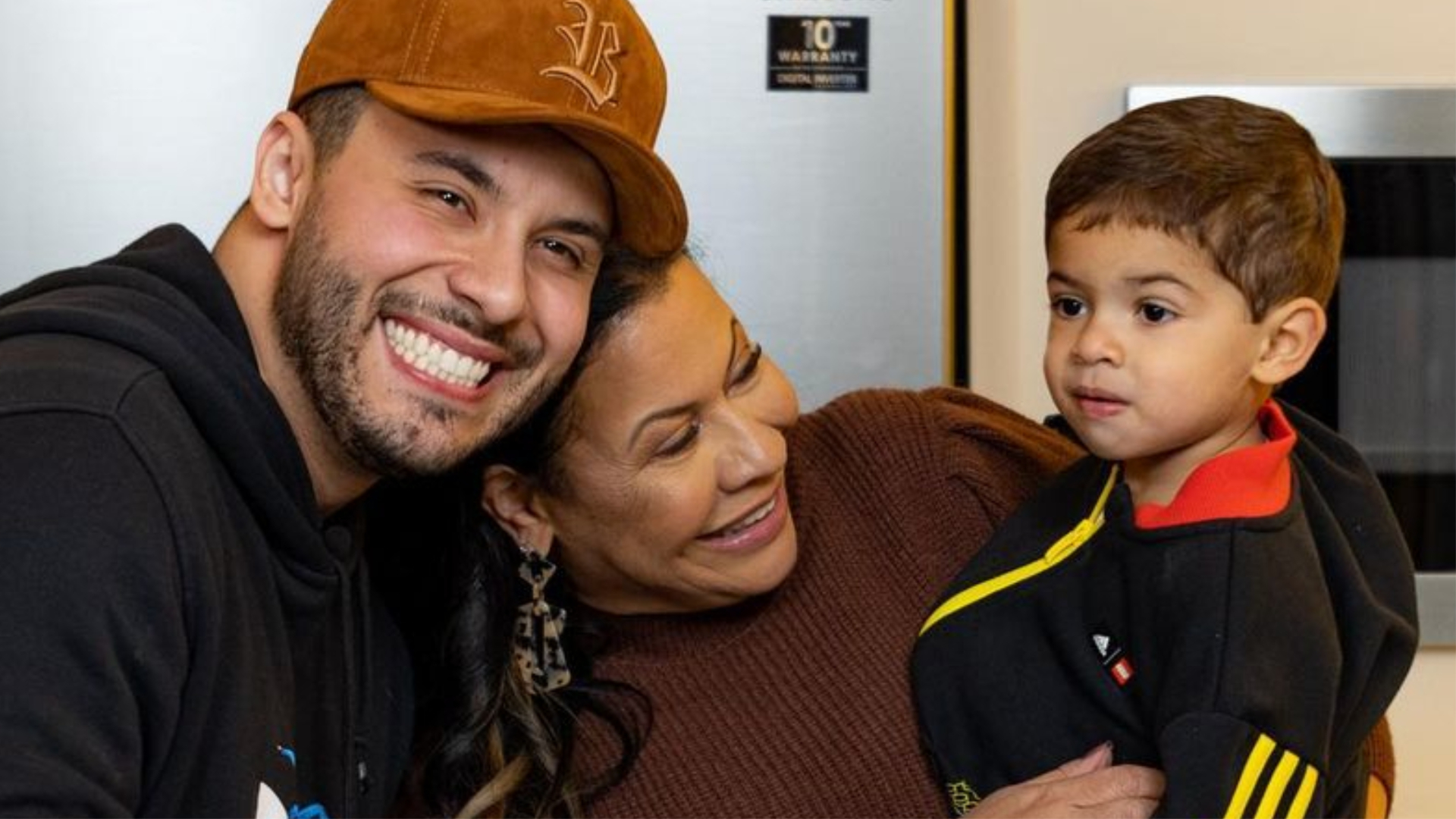 Dona Ruth, mãe de Marília Mendonça, leva o neto Léo ao show do pai, Murilo Huff