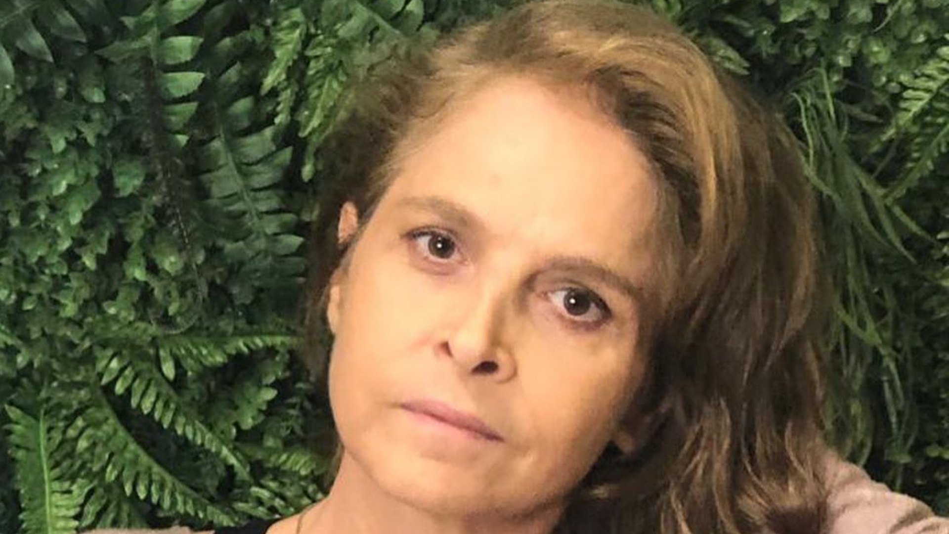 Prestes a completar 53 anos, Drica Moraes esbanja beleza ao postar clique de biquíni