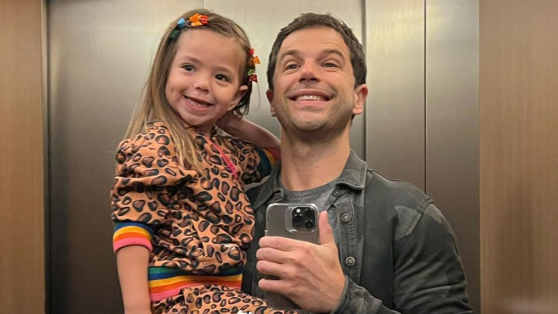 Duda Nagle é flagrado dormindo coladinho com a filha, Zoe e encanta: ”Que fofura!”