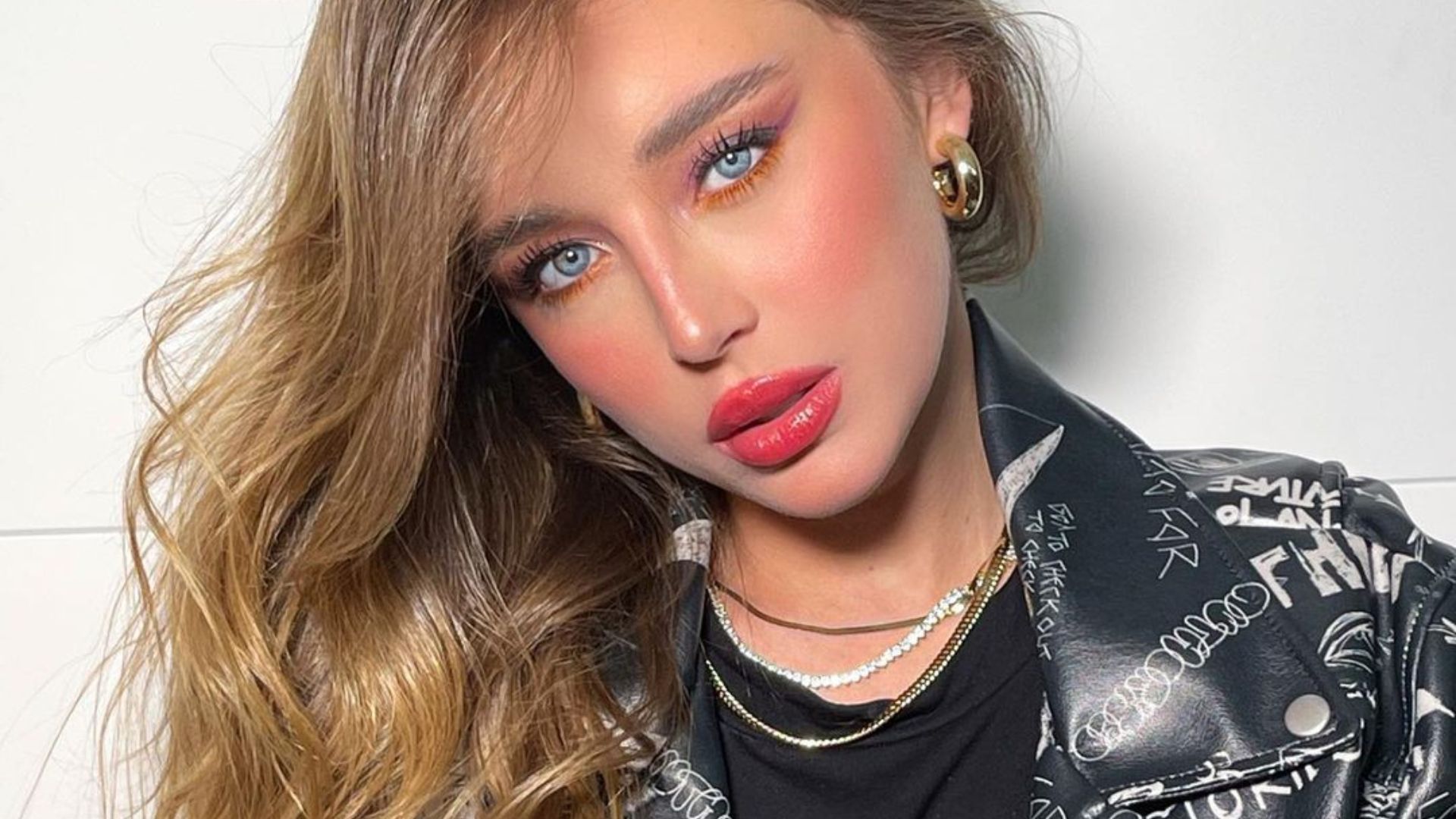 Duda Reis surge com look fashionista e rouba a cena na web: “Perfeita”