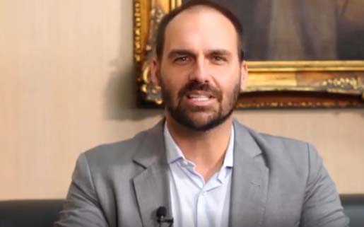 Eduardo Bolsonaro ganha bolo em formato de revólver