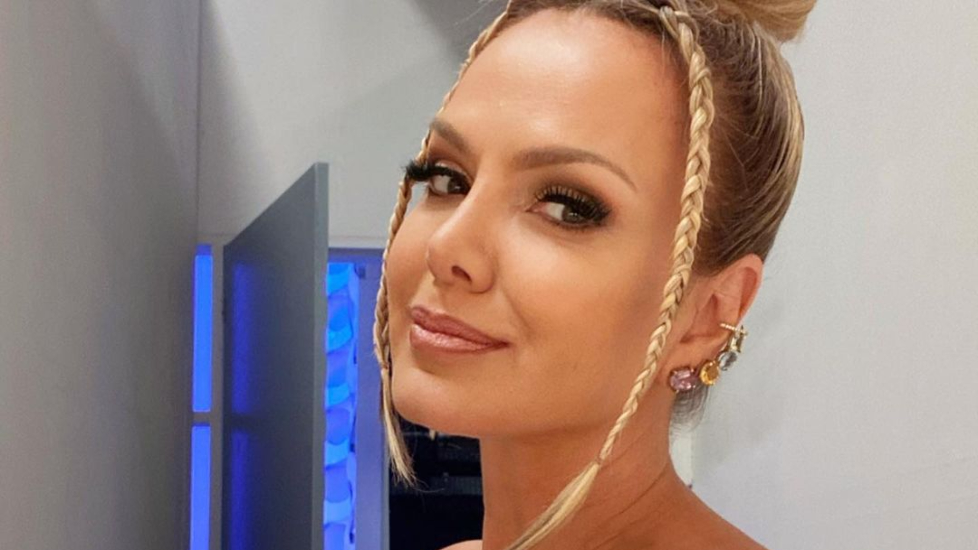 De biquíni, Eliana ostenta a barriguinha sarada e as curvas impecáveis