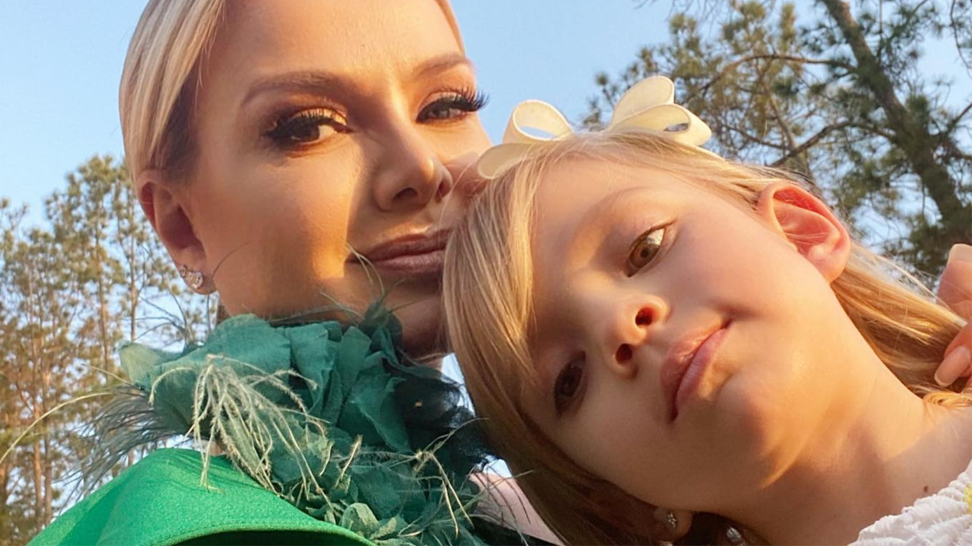 Eliana esbanja beleza natural e mostra presente que ganhou da filha caçula