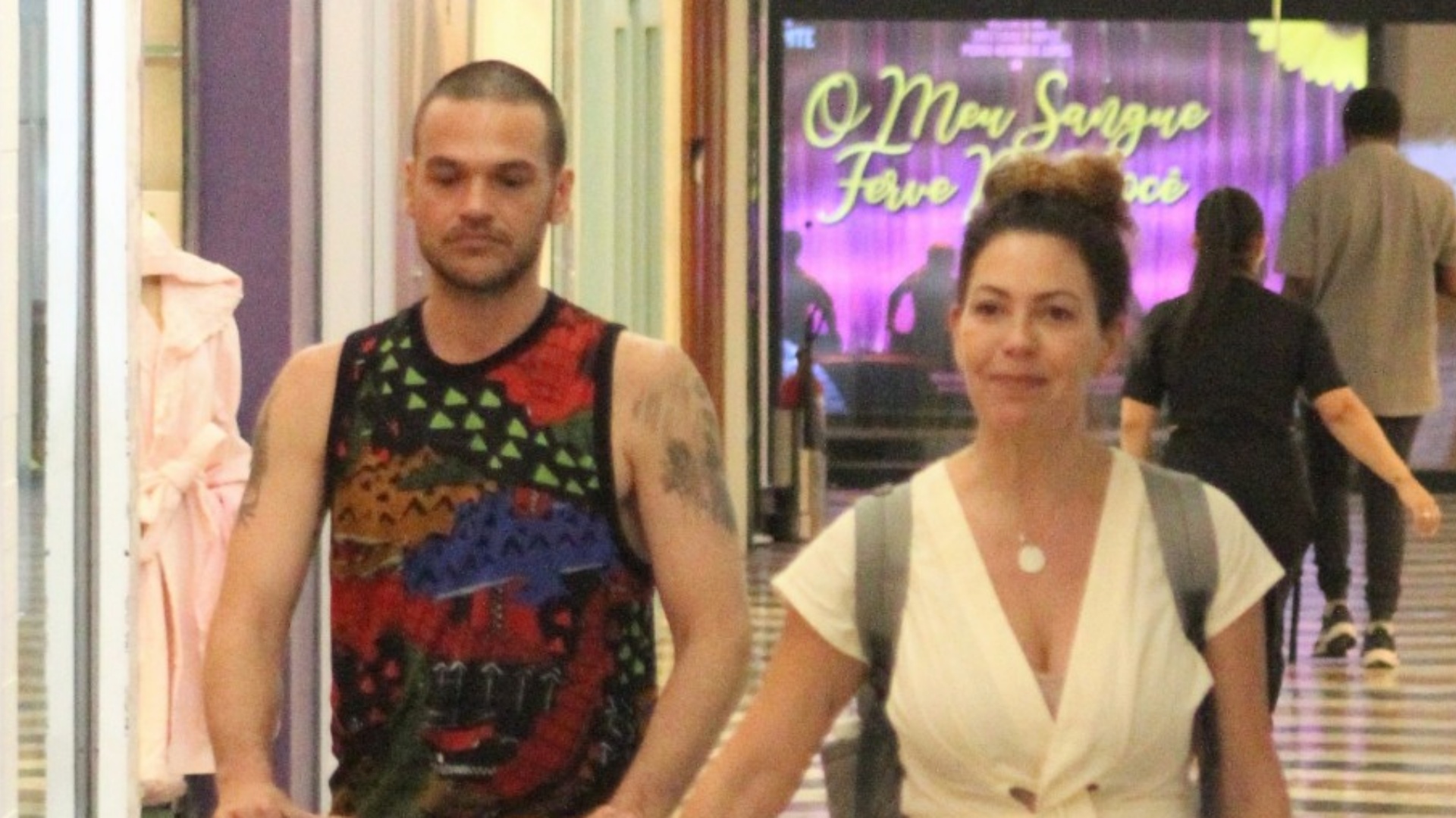 Emílio Dantas e Fabiula Nascimento passeiam com os filhos gêmeos, Roque e Raul