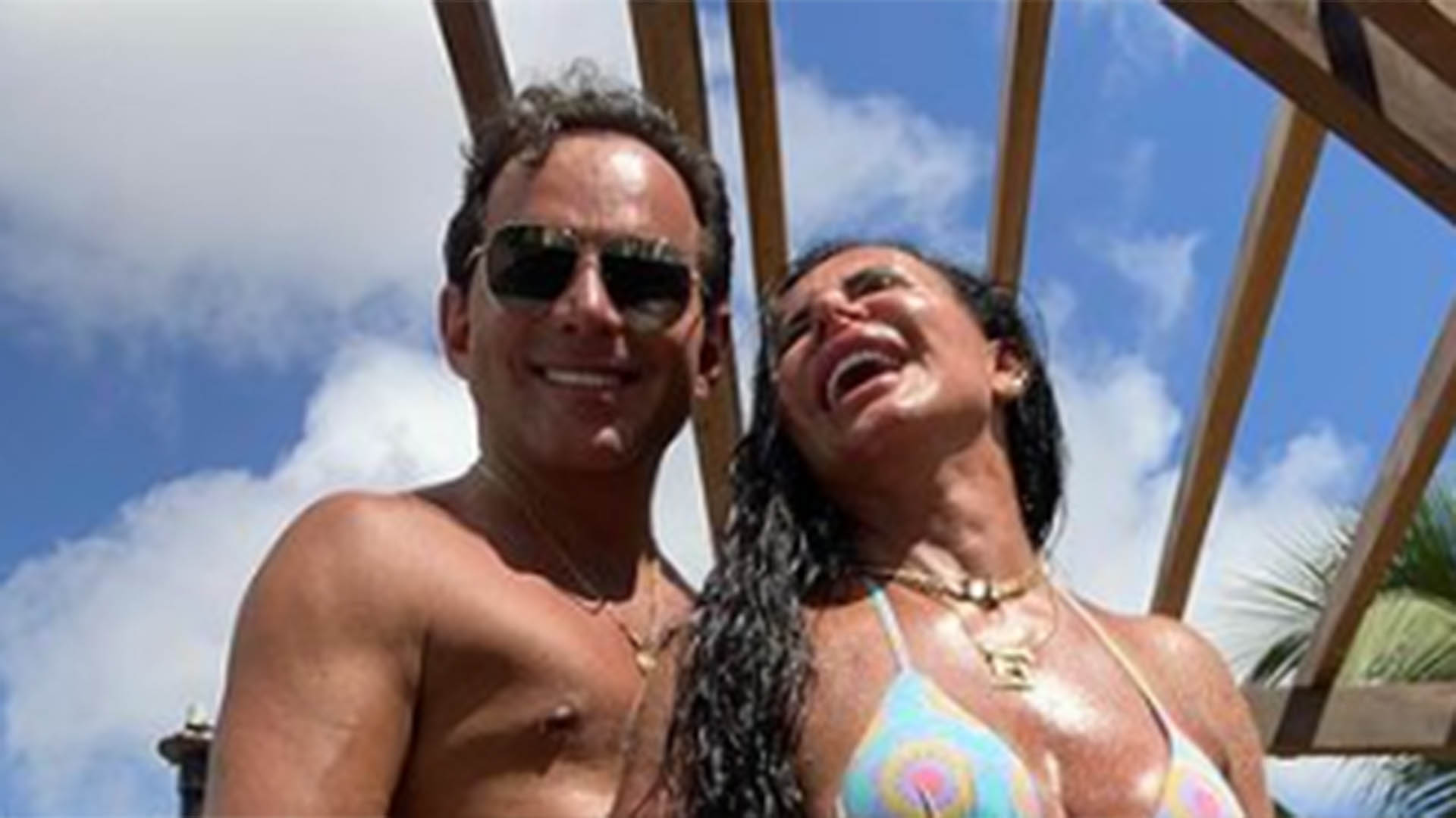 De biquíni, Gretchen exibe suas curvas impecáveis em foto com o marido