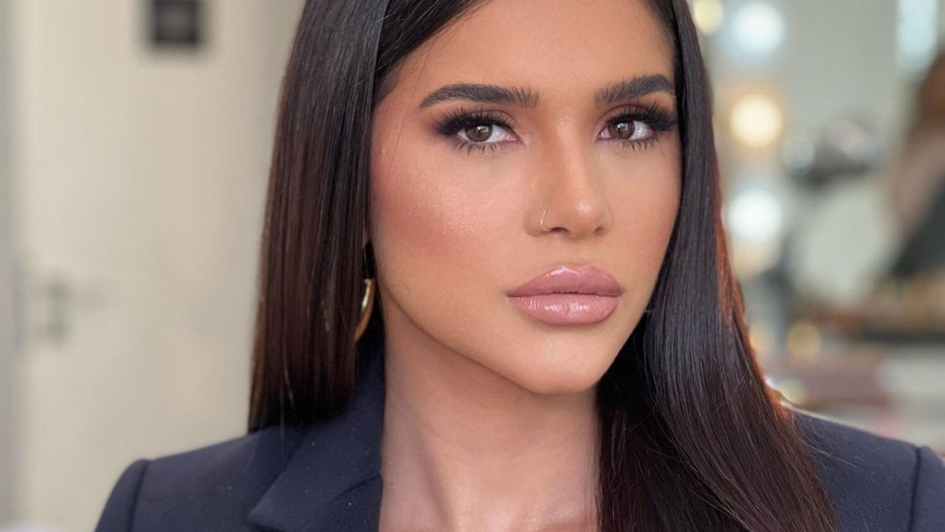 Ex-BBB Gizelly Bicalho surge com look fashionista: “Perfeita”