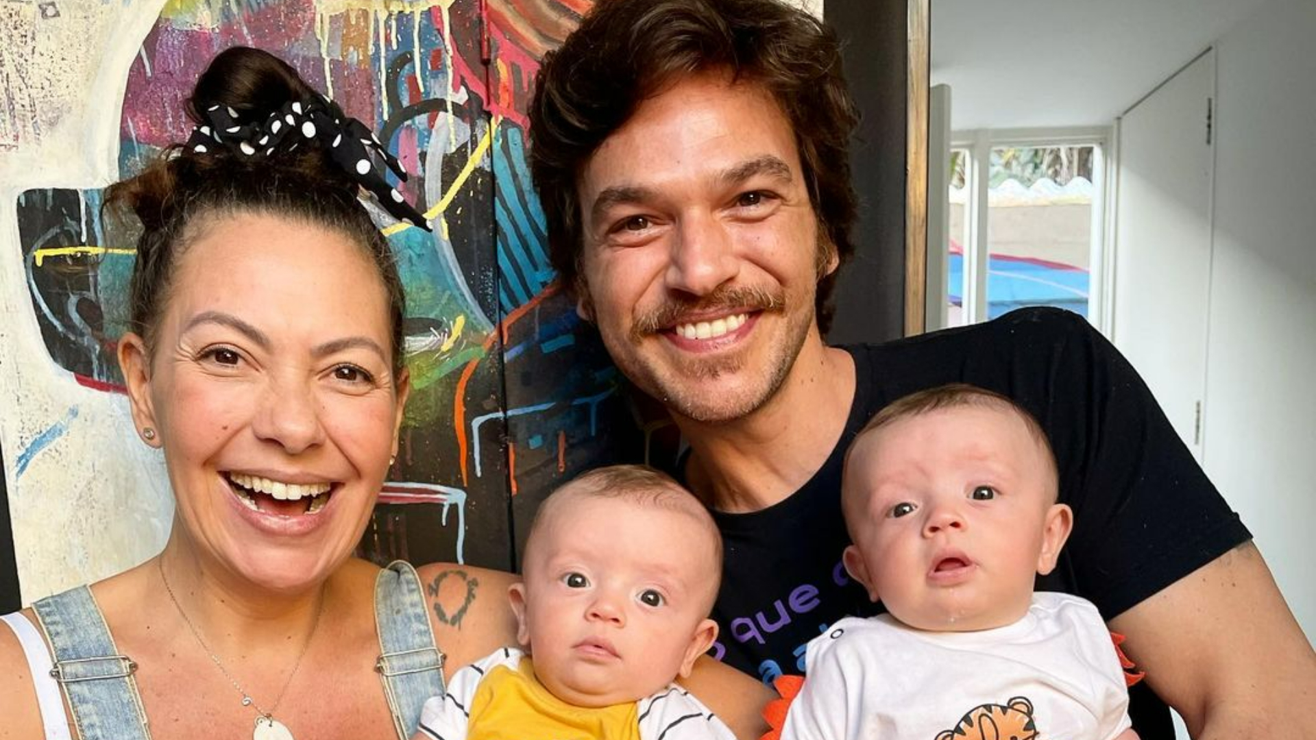 Fabiula Nascimento se derrete ao flagrar os filhos gêmeos se divertindo com Emilio Dantas