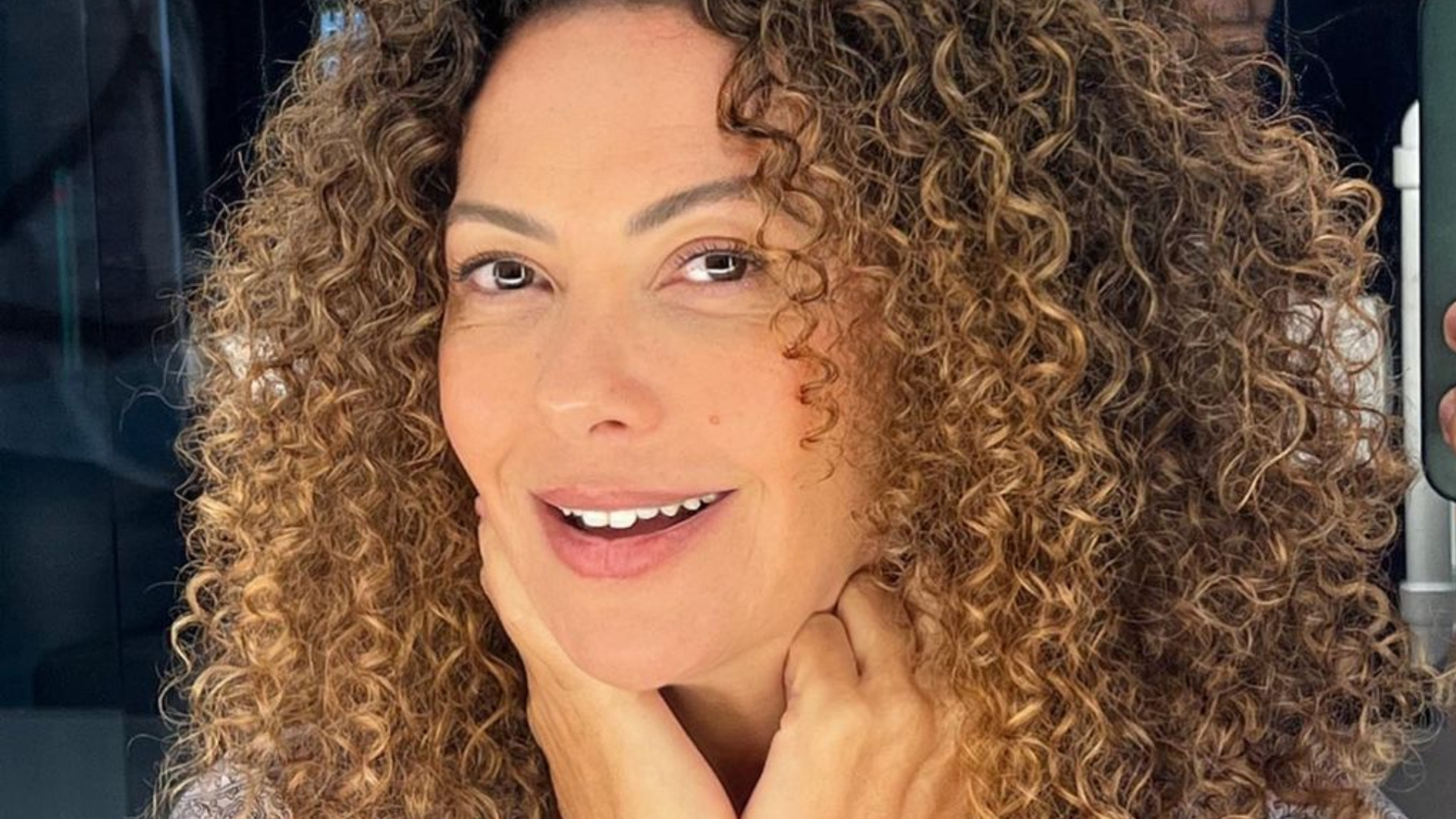 Aos 43 anos, Fabiula Nascimento revela condição de saúde que a fez perder cabelo