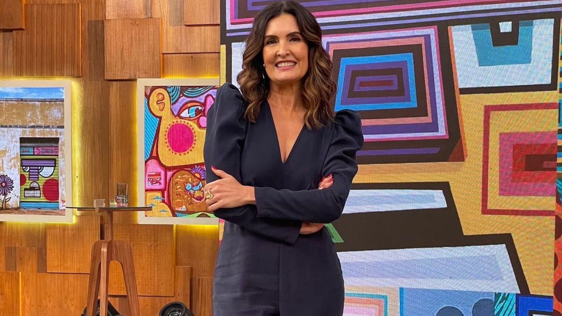De maiô, Fátima Bernardes surge em clima de romance com o namorado