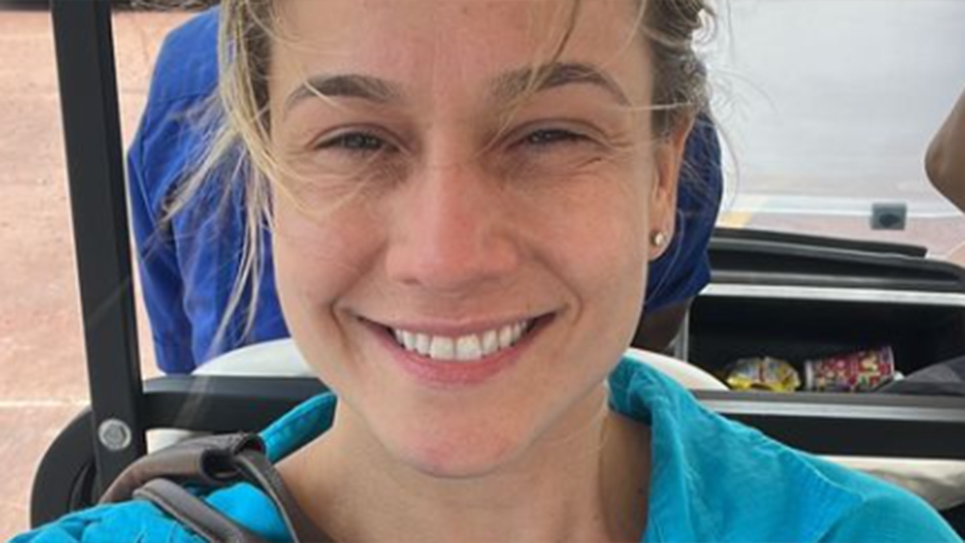 De biquíni, Fernanda Gentil exibe tatuagem no quadril