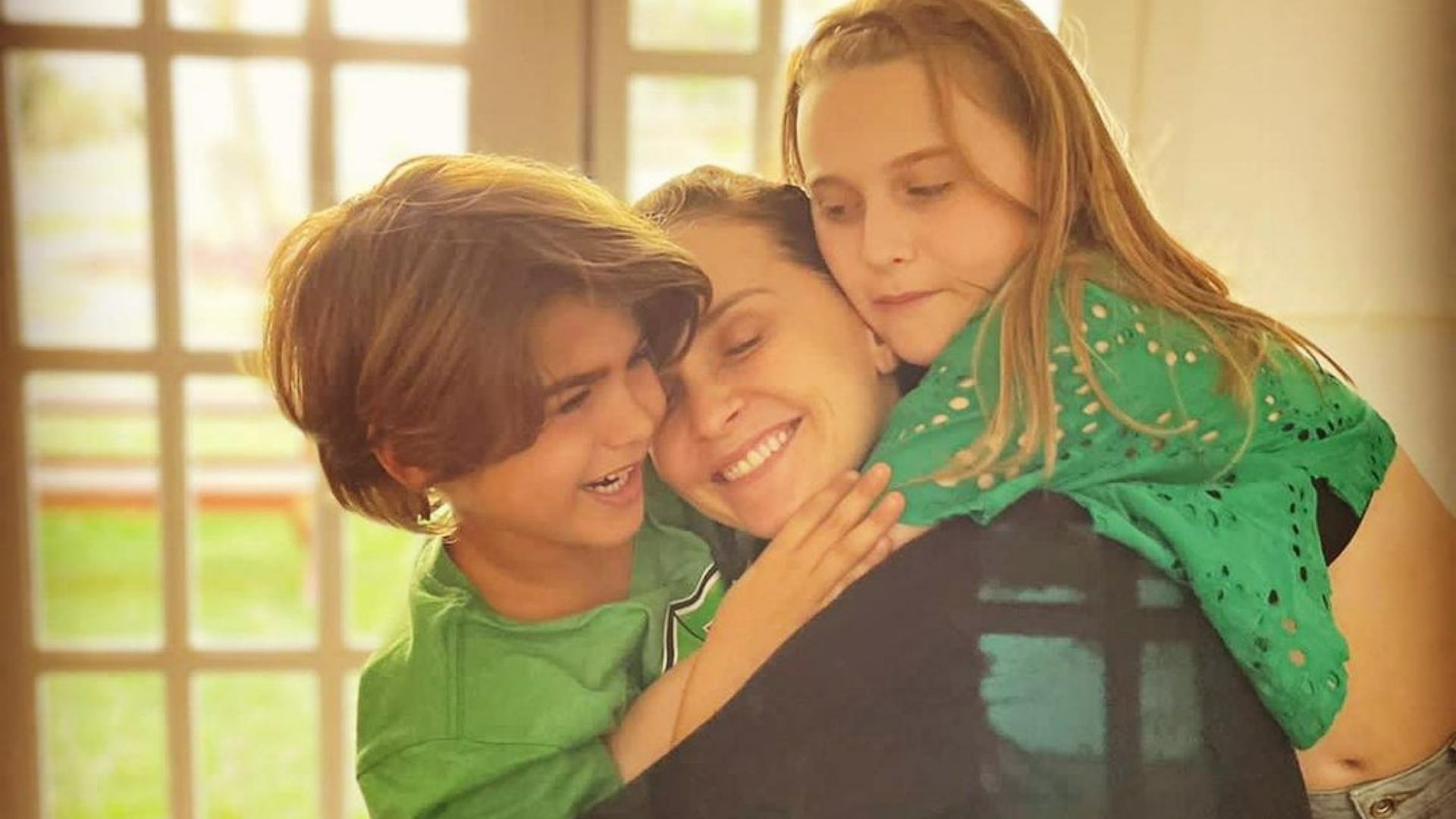 Fernanda Rodrigues curte momento carinhoso com os filhos, Luisa e Bento